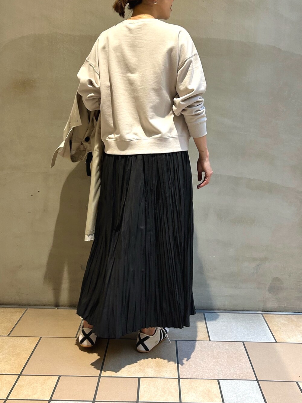 「URBAN RESEARCH DOORS、ママコーデ、RODE SKO、ロングスカート、ボストンバッグ、スウェット、きれいめカジュアル、adidas、春コーデ」|「URBAN RESEARCH DOORSのカレッジロゴスウェット(スウェット、ベージュ系)」を使った、jimaさん(骨格ストレート・レディース・163cm)の冬コーディネートの6枚目の写真
