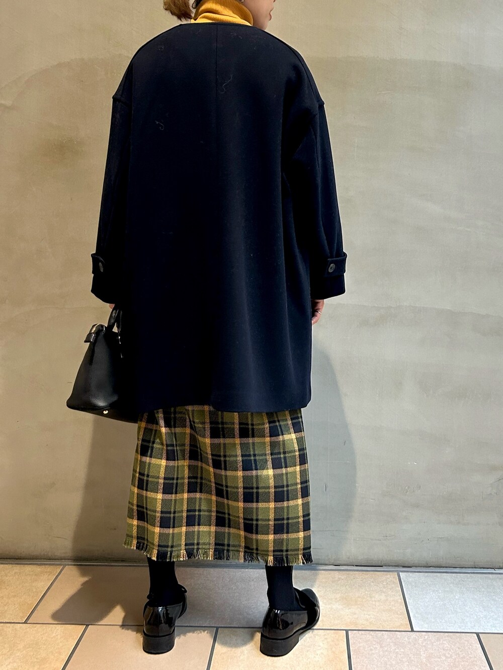 「URBAN RESEARCH DOORS、RODE SKO、ママコーデ、チェック、タートルネック、冬アウター、最近のいい感じコーデ、冬コーデ、きれいめカジュアル、お出かけコーデ、ニット、イエロー、ローファー、ボストンバッグ」|「URBAN RESEARCH DOORSのウォッシャブルウールタートルワイドプルオーバー(ニット/セーター、イエロー系)」を使った、jimaさん(レディース・163cm)の秋コーディネートの3枚目の写真