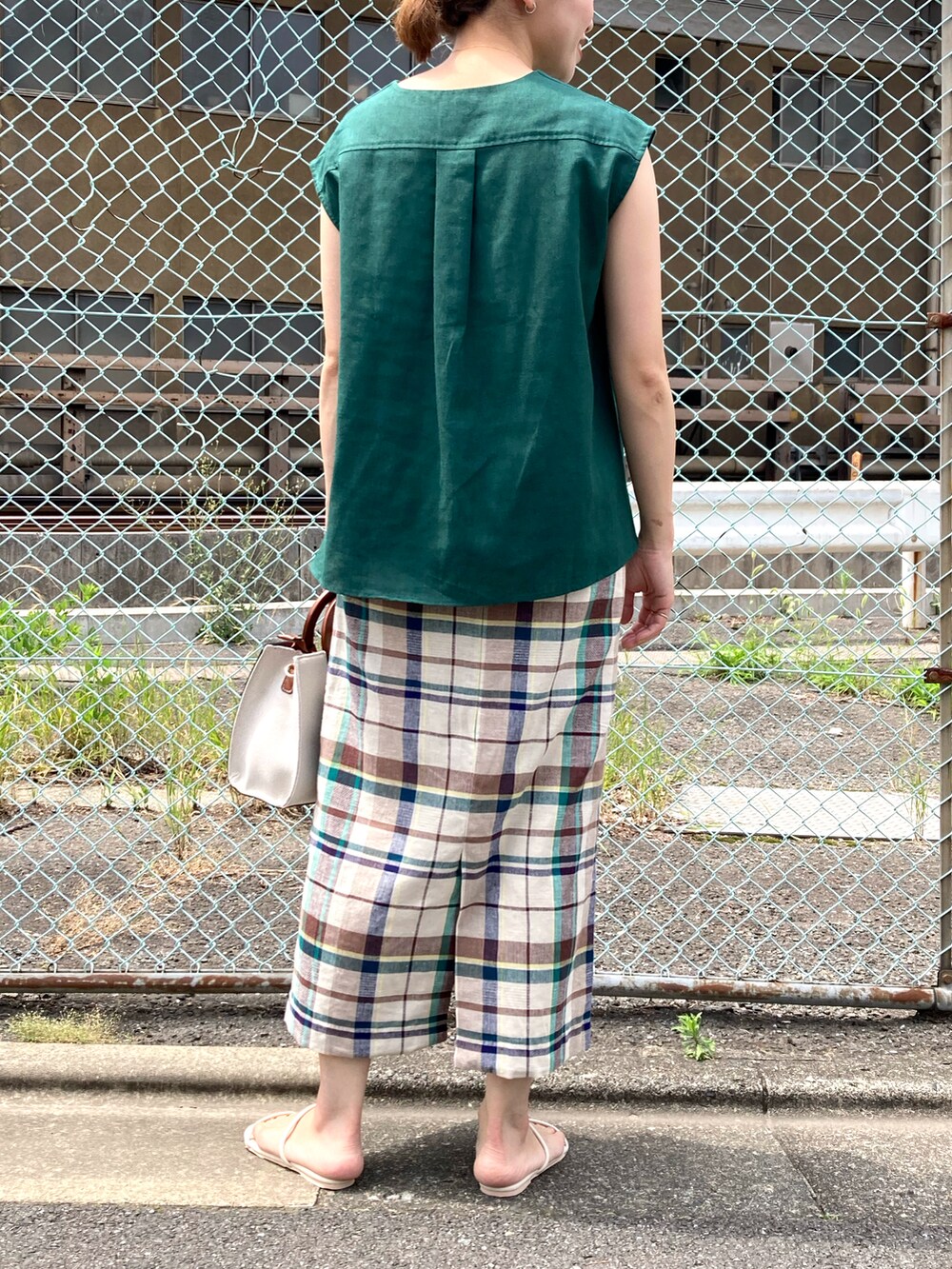 グリーン系のシャツ/ブラウス、ベージュ系のカーディガン/ボレロ、ベージュ系のスカートを着用したレディースの夏コーディネートの2枚目の写真