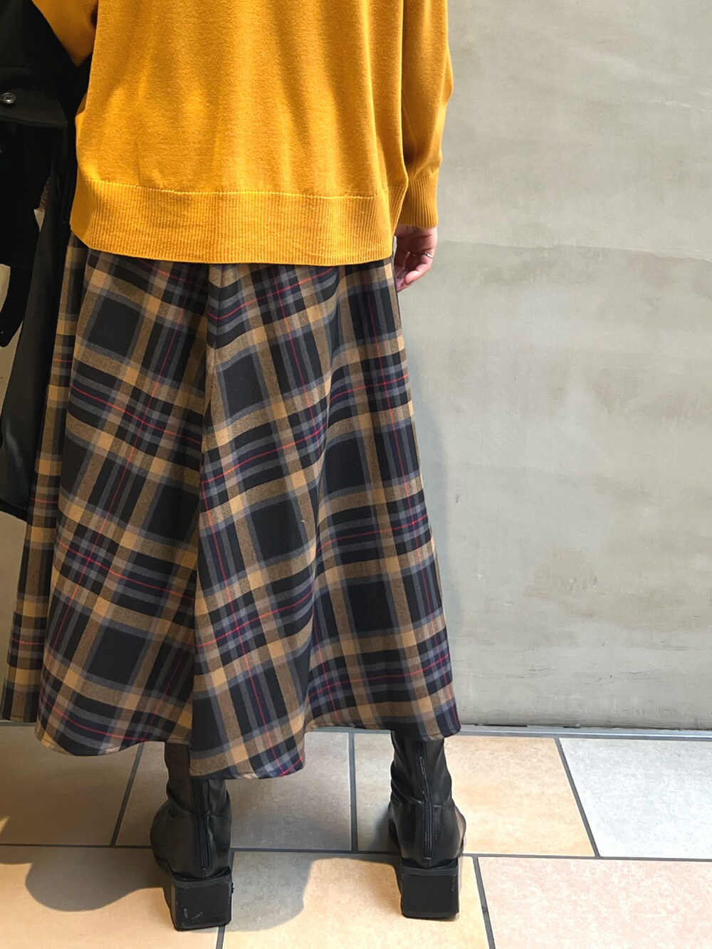 「URBAN RESEARCH DOORS、ママコーデ、ファッションを楽しもう、トートバッグ、きれいめカジュアル、冬コーデ、ニット、タートルネック、ブーツ、冬を彩る色いろコーデ」|「KBFのスクエアトゥストレッチブーツ(ブーツ、ブラック系)」を使った、jimaさん(レディース・163cm)の秋コーディネートの3枚目の写真