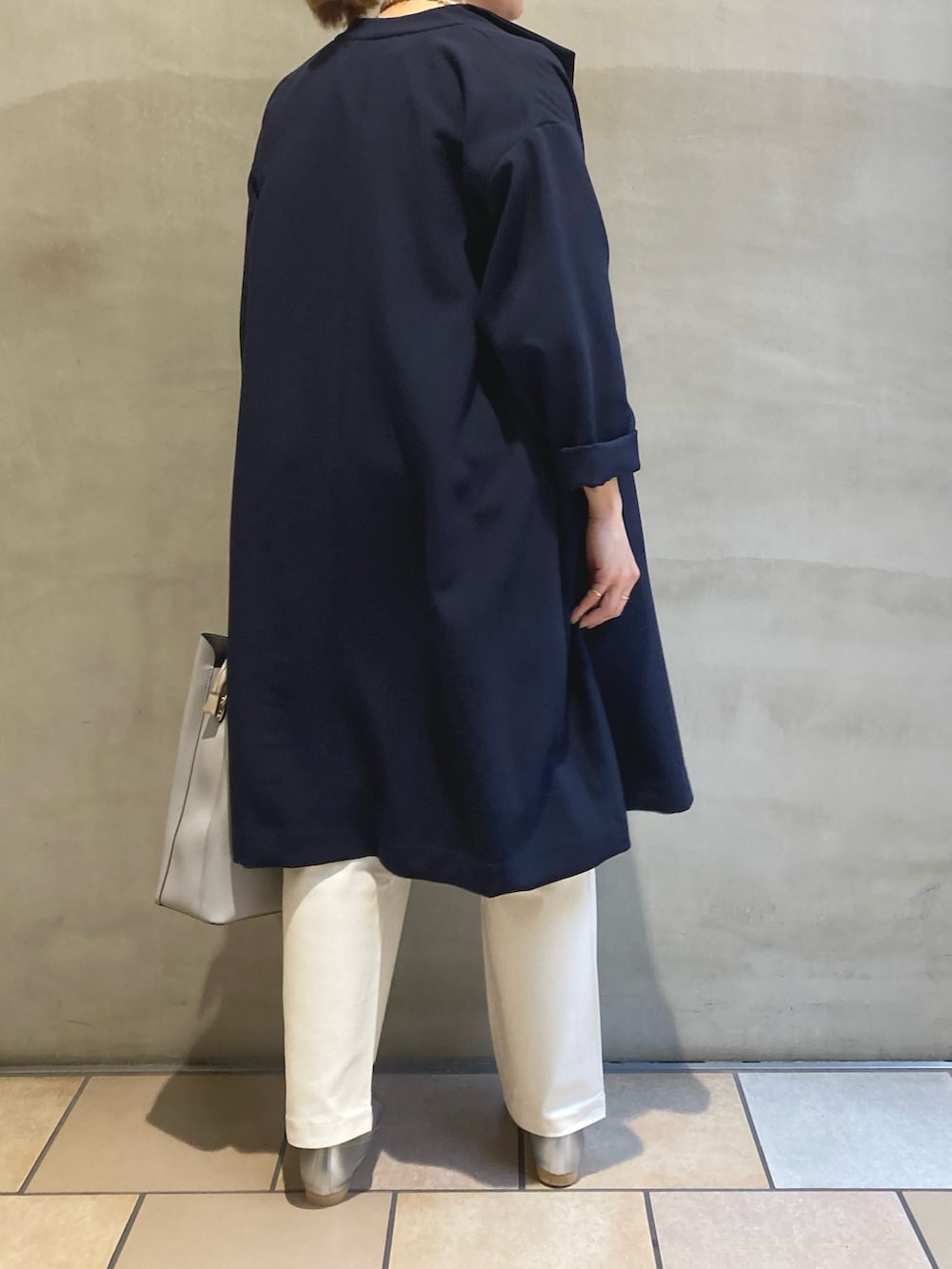 「URBAN RESEARCH DOORS、FORK&SPOON、ママコーデ、春コーデ、春色、オフィスカジュアル、春アウター、メガネ女子、プチプラ、トートバッグ、春服みてみて」|「URBAN RESEARCH DOORSのダブルクロスガウンコート(その他アウター、ブルー系)」を使った、jimaさん(レディース・163cm)の冬コーディネートの3枚目の写真