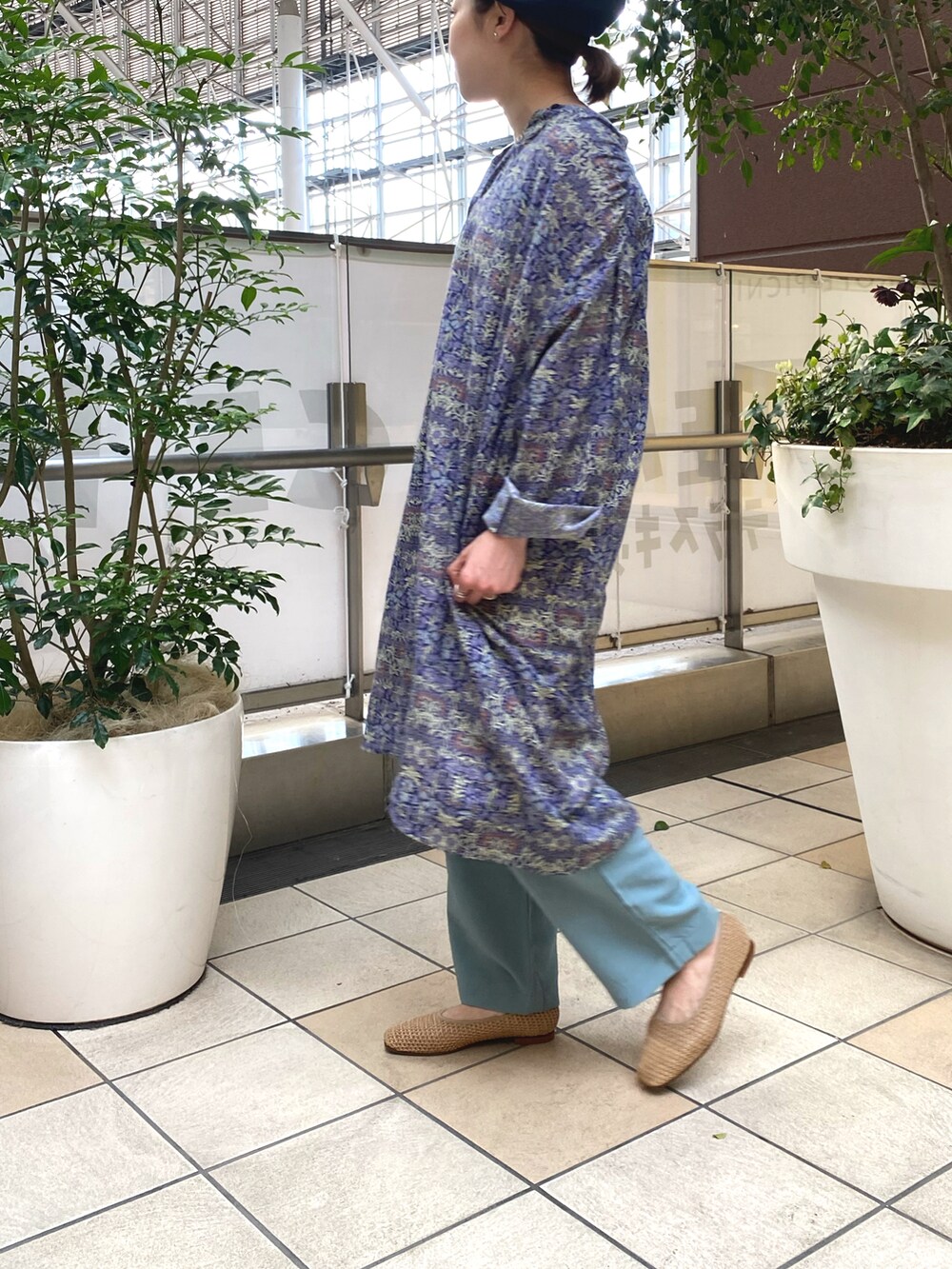 「ベレー帽、レイヤードスタイル、休日スタイル、FORK&SPOON、シンプルコーデ、シャツスタイル、春夏コーデ、ママコーデ、URBAN RESEARCH DOORS、mature ha」｜「mature ha.のアイテム（ハンチング/ベレー帽、グレー系）」を使った、jimaさん（レディース・163cm）の春コーディネートの2枚目の写真
