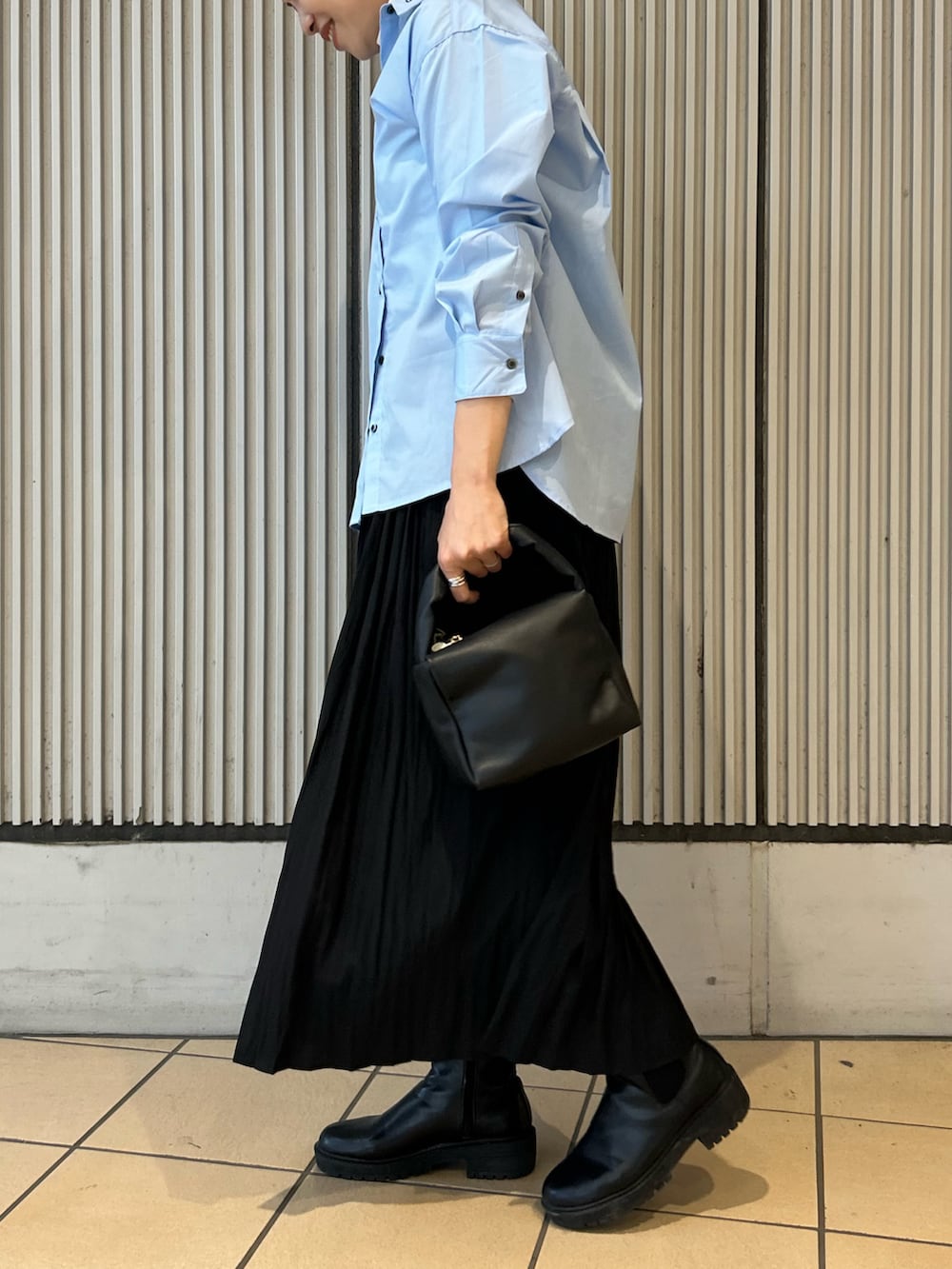 ブルー系のシャツ/ブラウス、ホワイト系のTシャツ/カットソー、ブラック系のハンドバッグを着用したレディースの秋コーディネートの2枚目の写真