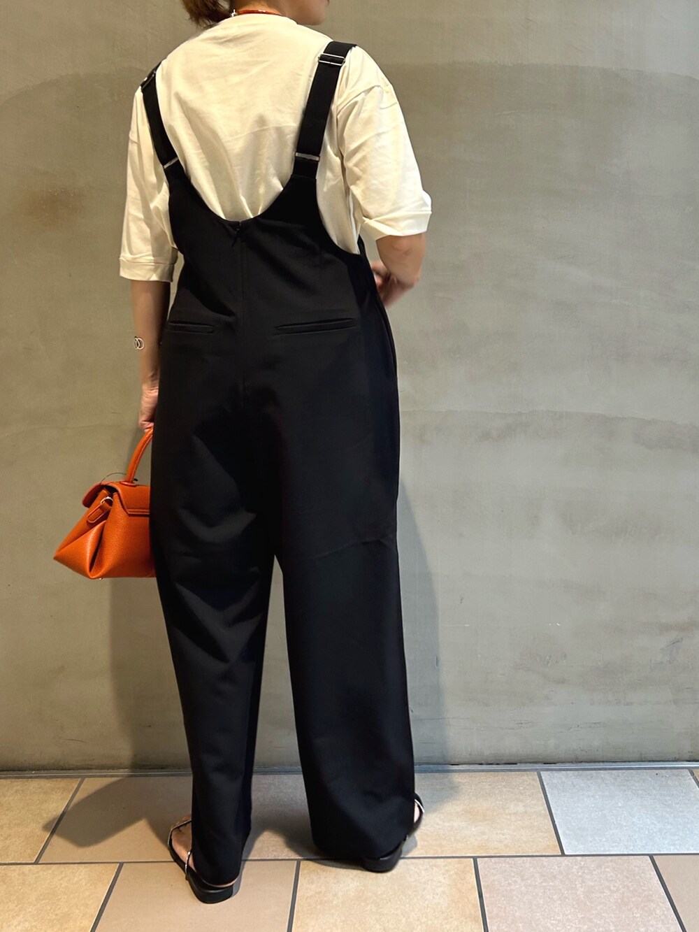 「URBAN RESEARCH DOORS、FORK&SPOON、ママコーデ、休日スタイル、きれいめカジュアル、シンプル、白Tシャツ」｜「FORK&SPOONのFORK&SPOON　Uネックオールインワン（サロペット/オーバーオール、ブラック系）」を使った、jimaさん（レディース・163cm）の夏コーディネートの3枚目の写真