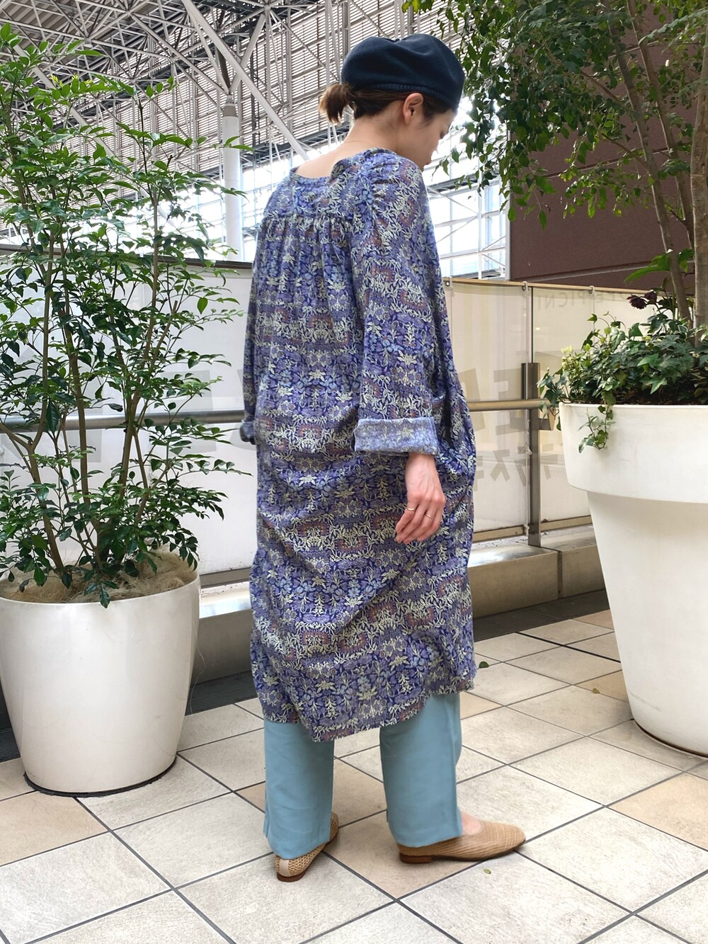 「ベレー帽、レイヤードスタイル、休日スタイル、FORK&SPOON、シンプルコーデ、シャツスタイル、春夏コーデ、ママコーデ、URBAN RESEARCH DOORS、mature ha」｜「mature ha.のアイテム（ハンチング/ベレー帽、グレー系）」を使った、jimaさん（レディース・163cm）の春コーディネートの3枚目の写真