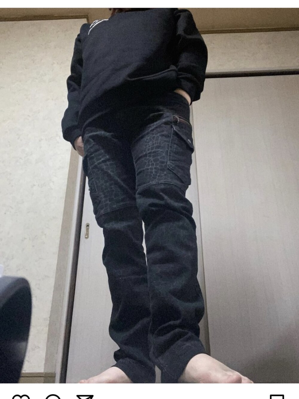 ブラック系のカーゴパンツ、ブラック系のスウェットを着用したレディースの冬コーディネートの2枚目の写真