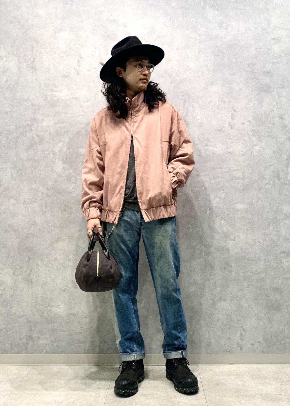 「24SS、ADAM ET ROPÉ、HOMME、UNISEX、ブルべ、きれいめ、きれいめカジュアル、カジュアル、大人カジュアル、モード、ミリタリー、レイヤード、スポーティー、アウトドア、春」｜「ADAM ET ROPE'の《別注》【THE QUALITY MENDING CO. /ザ クオリティーメンディング】BOWLING BAG（ハンドバッグ、グレー系）」を使った、イケジさん（メンズ・171cm）の冬コーディネートの2枚目の写真