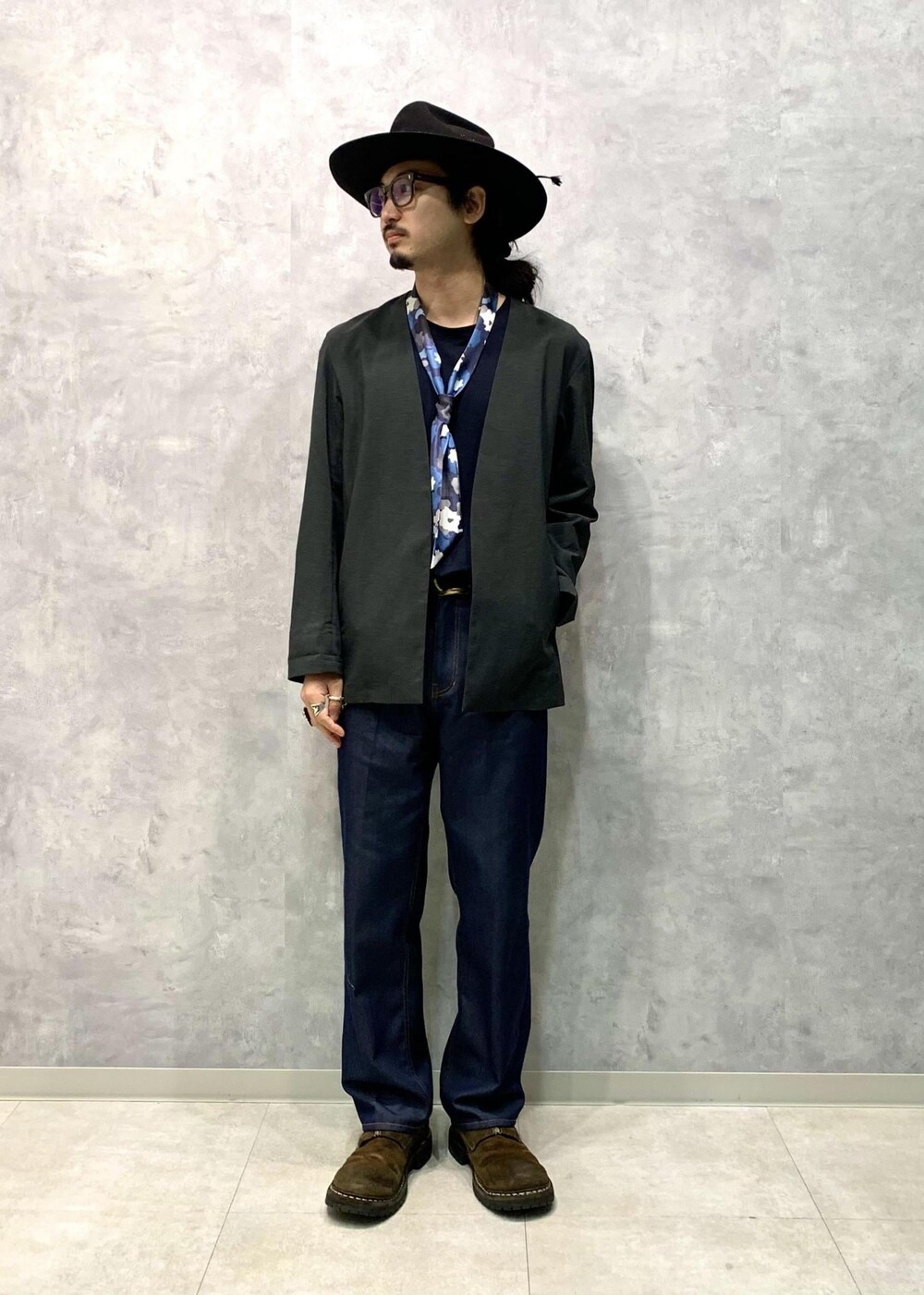 グリーン系のセットアップ、ブルー系のTシャツ/カットソーを着用したメンズの春コーディネートの2枚目の写真