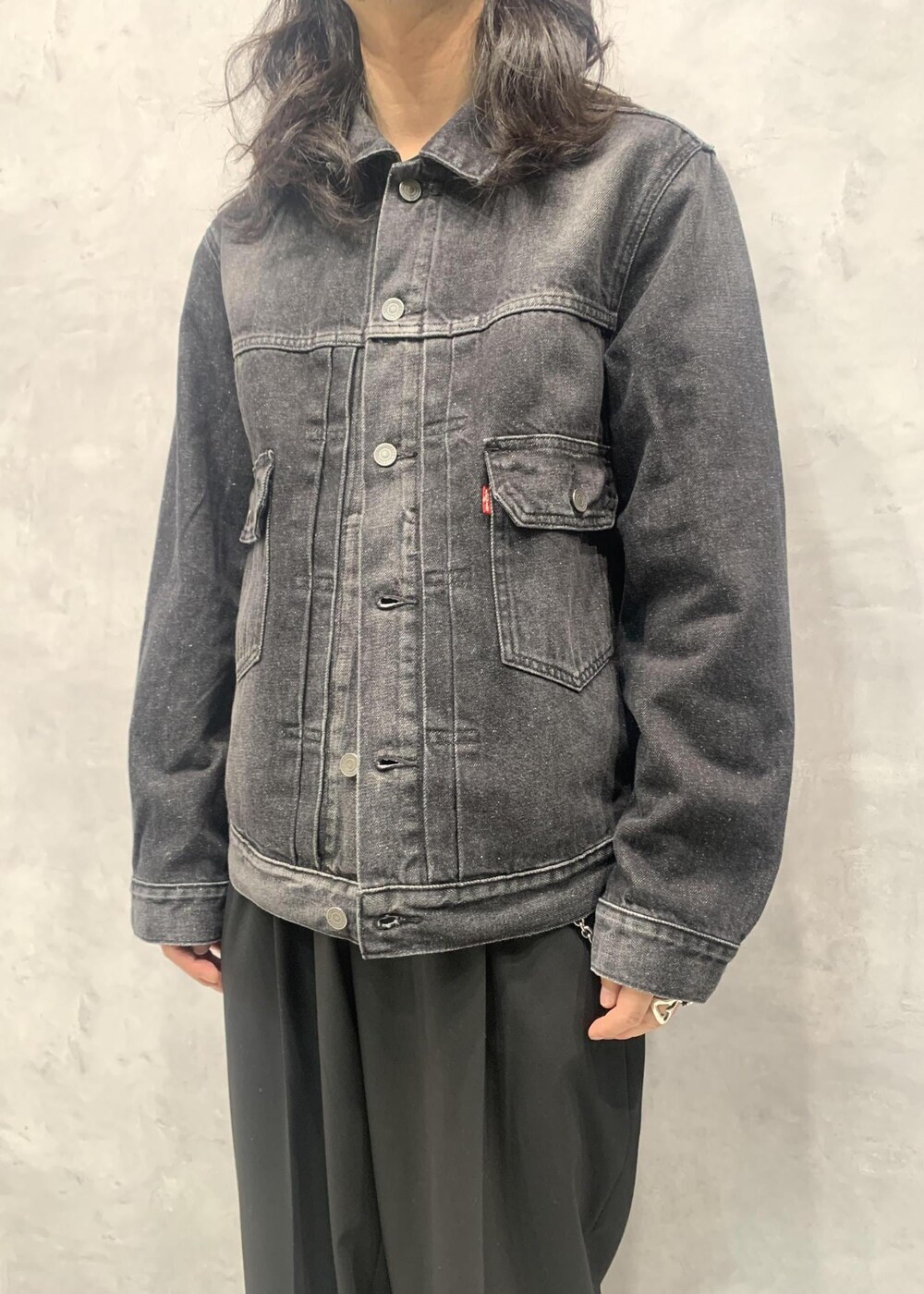 「BIOTOP、Levi’s、HIDAKA、初春コーデ、春コーデ、初夏コーデ、夏コーデ、初秋コーデ、秋コーデ、お出かけコーデ、旅行コーデ、フェスコーデ、スポーツミックス、ヴィンテージ、モード」｜「ADAM ET ROPE'の【Chambrer】ワイド テーパード イージー ツータック スラックス / セットアップ対応（スラックス、ブラック系）」を使った、イケジさん（メンズ・171cm）の冬コーディネートの7枚目の写真