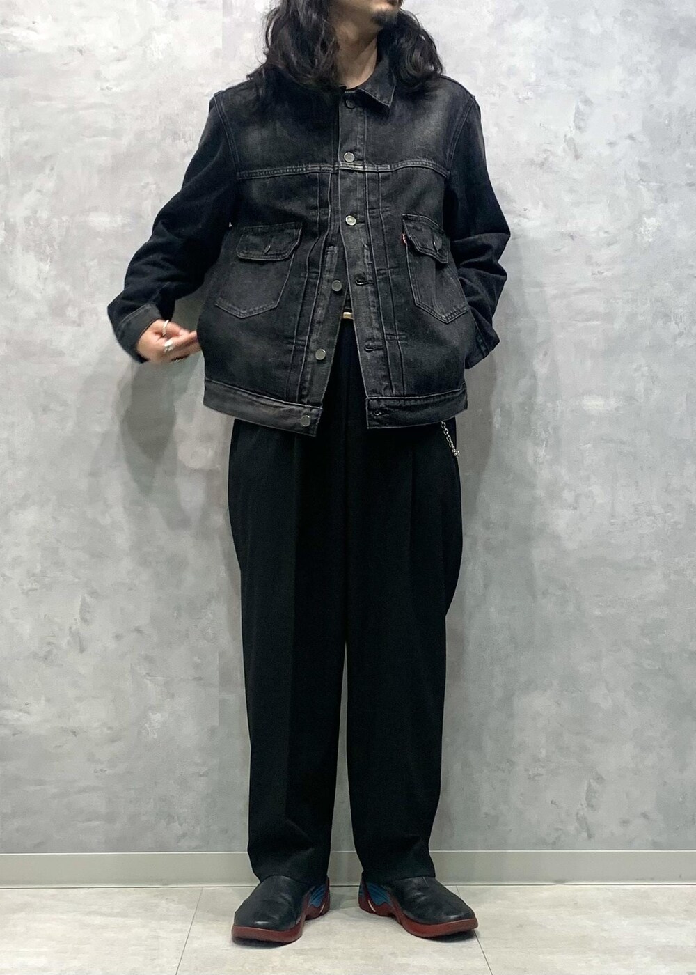 「BIOTOP、Levi’s、HIDAKA、初春コーデ、春コーデ、初夏コーデ、夏コーデ、初秋コーデ、秋コーデ、お出かけコーデ、旅行コーデ、フェスコーデ、スポーツミックス、ヴィンテージ、モード」｜「ADAM ET ROPE'の【Chambrer】ワイド テーパード イージー ツータック スラックス / セットアップ対応（スラックス、ブラック系）」を使った、イケジさん（メンズ・171cm）の冬コーディネートの2枚目の写真