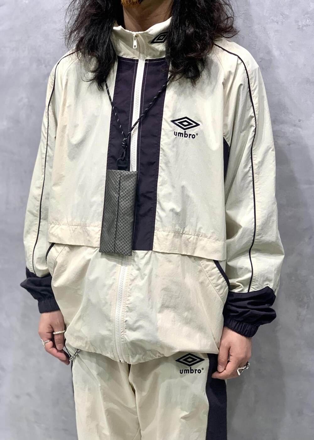 「UMBRO、別注、24SS、ADAM ET ROPÉ、HOMME、UNISEX、ブルべ、きれいめ、きれいめカジュアル、カジュアル、大人カジュアル、モード、ミリタリー、レイヤード、スポーティー」｜「ADAM ET ROPE'の《別注》【UMBRO/アンブロ】POLO COLLAR SWEATSHIRT（スウェット、ブラック系）」を使った、イケジさん（メンズ・171cm）の冬コーディネートの5枚目の写真