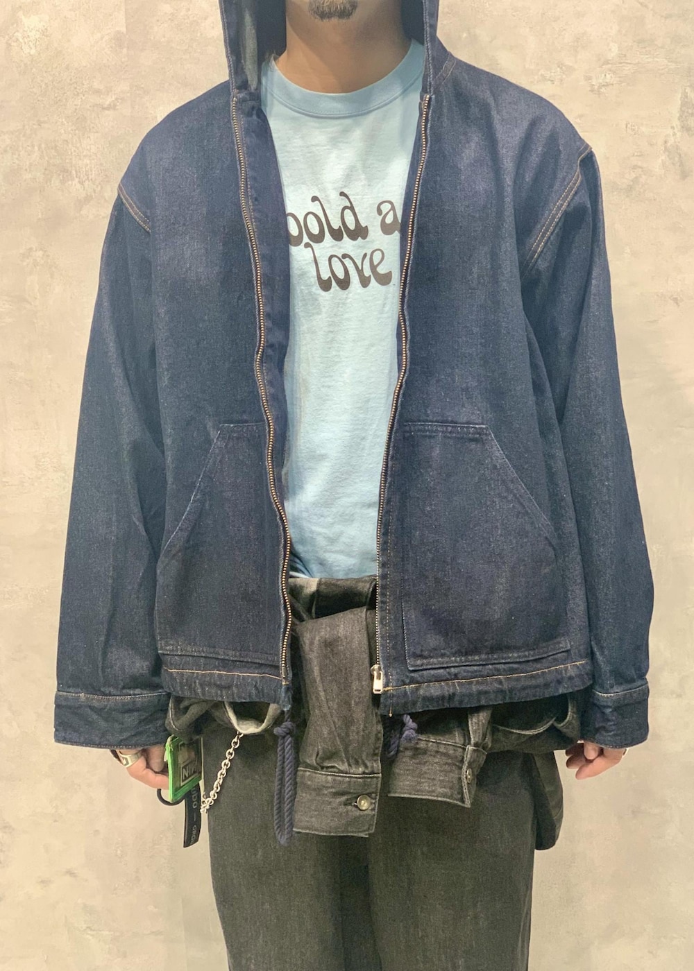 「24SS、レザー、ADAM ET ROPÉ、HOMME、UNISEX、ブルべ、きれいめ、きれいめカジュアル、カジュアル、大人カジュアル、モード、ミリタリー、レイヤード、スポーティー、アウトドア」｜「ADAM ET ROPE'のラムレザー バムフラップ バッグ / ショルダーバッグ / 2Way（ショルダーバッグ、ブラック系）」を使った、イケジさん（メンズ・171cm）の春コーディネートの4枚目の写真