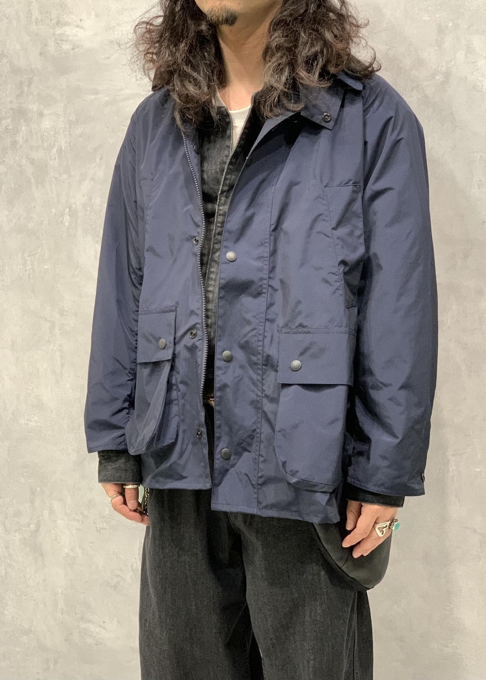 「Barbour、TC、別注、24SS、TRAVEL COUTURE、レザー、ジャンプスーツ、ADAM ET ROPÉ、HOMME、UNISEX、きれいめ、きれいめカジュアル、カジュアル、大人カジュアル、モード」｜「Barbourの《別注》【Barbour for TRAVELCOUTURE】EXCLUSIVE PACKABLE OS BEDALE（その他アウター、ブルー系）」を使った、イケジさん（メンズ・171cm）の春コーディネートの3枚目の写真