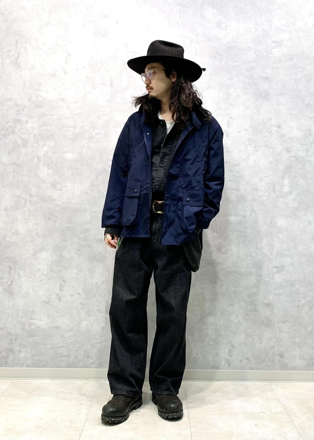 「Barbour、TC、別注、24SS、TRAVEL COUTURE、レザー、ジャンプスーツ、ADAM ET ROPÉ、HOMME、UNISEX、きれいめ、きれいめカジュアル、カジュアル、大人カジュアル、モード」｜「Barbourの《別注》【Barbour for TRAVELCOUTURE】EXCLUSIVE PACKABLE OS BEDALE（その他アウター、ブルー系）」を使った、イケジさん（メンズ・171cm）の春コーディネートの2枚目の写真