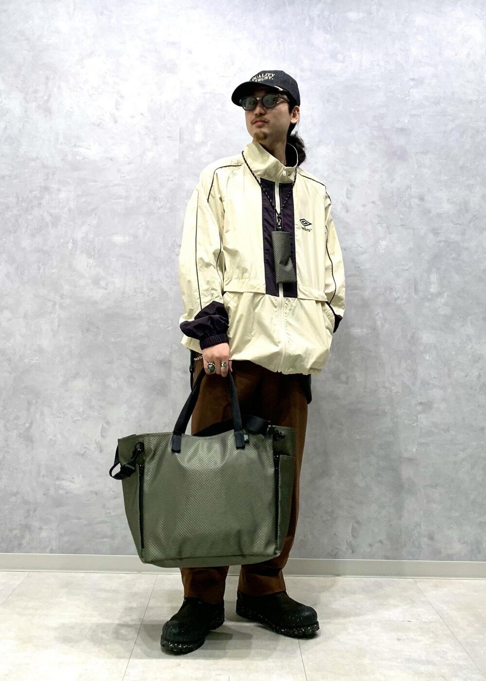 「UMBRO、別注、24SS、ADAM ET ROPÉ、HOMME、UNISEX、ブルべ、きれいめ、きれいめカジュアル、カジュアル、大人カジュアル、モード、ミリタリー、レイヤード、スポーティー」｜「ADAM ET ROPE'のラムレザー バムフラップ バッグ / ショルダーバッグ / 2Way（ショルダーバッグ、ブラック系）」を使った、イケジさん（メンズ・171cm）の冬コーディネートの3枚目の写真