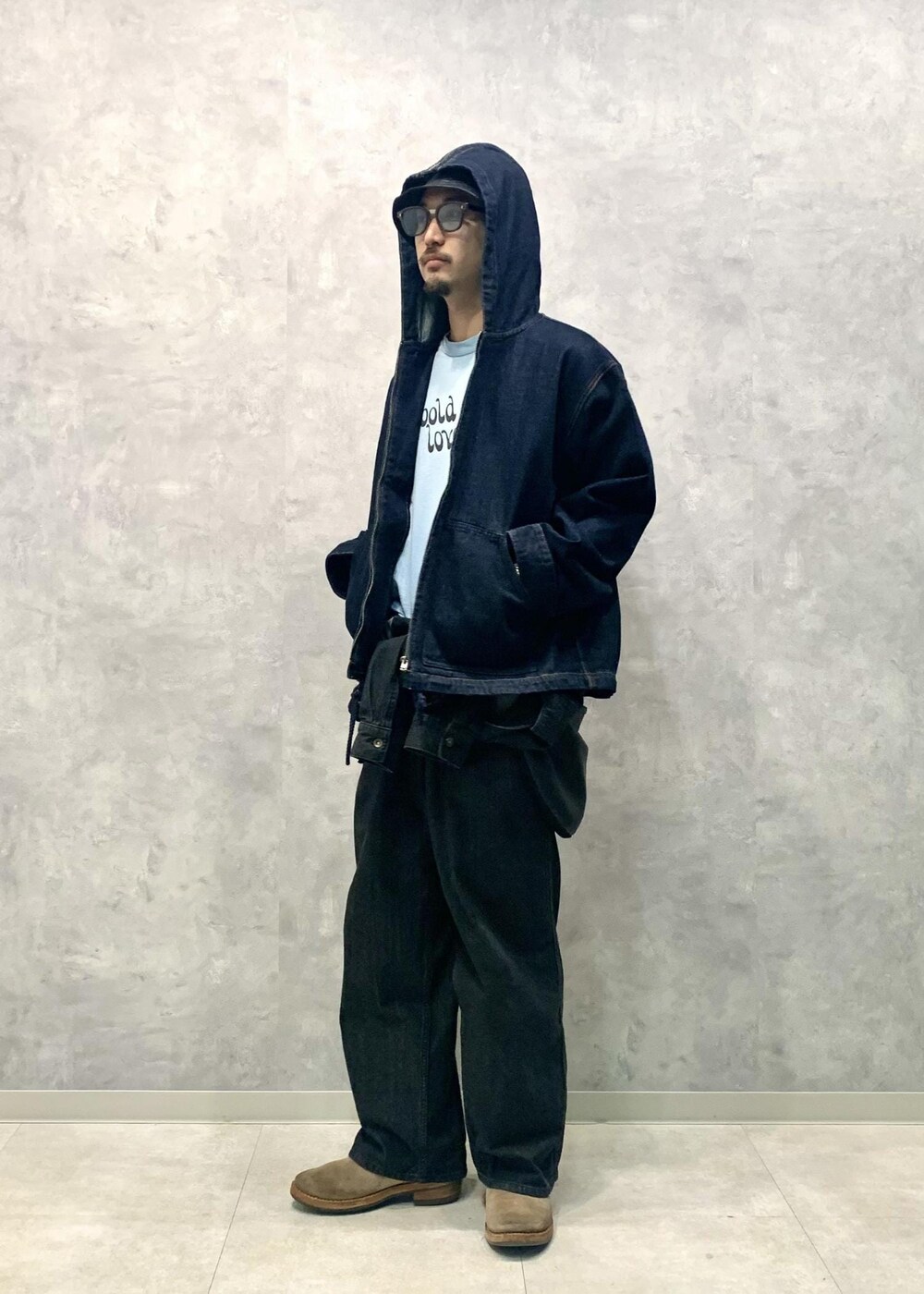 「24SS、レザー、ADAM ET ROPÉ、HOMME、UNISEX、ブルべ、きれいめ、きれいめカジュアル、カジュアル、大人カジュアル、モード、ミリタリー、レイヤード、スポーティー、アウトドア」｜「ADAM ET ROPE'のラムレザー バムフラップ バッグ / ショルダーバッグ / 2Way（ショルダーバッグ、ブラック系）」を使った、イケジさん（メンズ・171cm）の春コーディネートの3枚目の写真