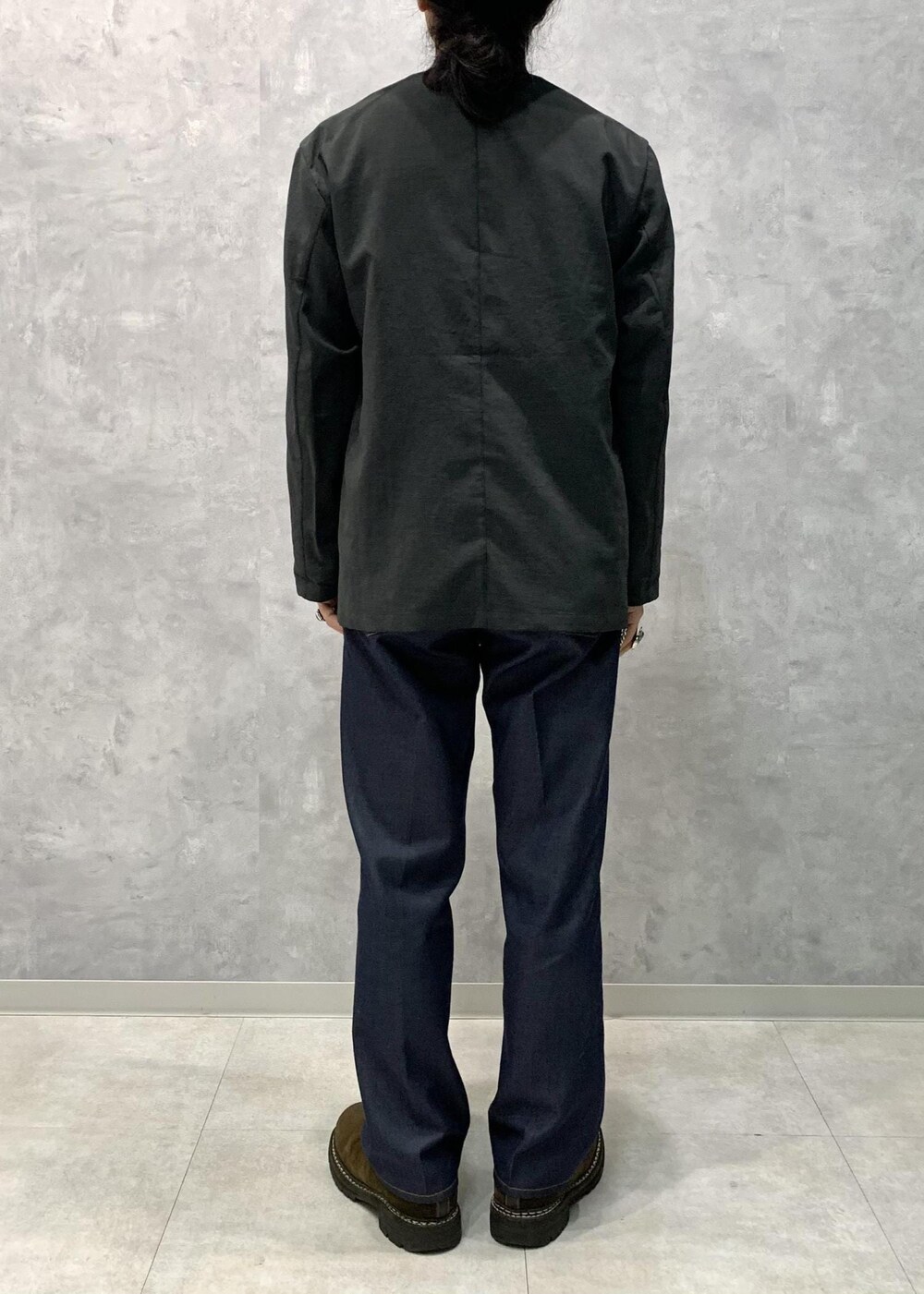 グリーン系のセットアップ、ブルー系のTシャツ/カットソーを着用したメンズの春コーディネートの5枚目の写真