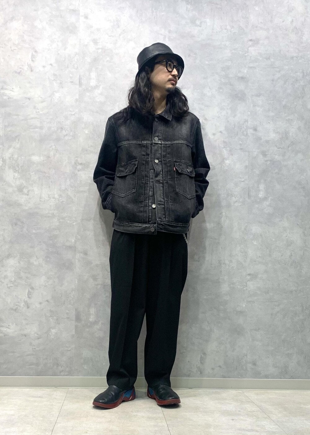 「BIOTOP、Levi’s、HIDAKA、初春コーデ、春コーデ、初夏コーデ、夏コーデ、初秋コーデ、秋コーデ、お出かけコーデ、旅行コーデ、フェスコーデ、スポーツミックス、ヴィンテージ、モード」｜「ADAM ET ROPE'の【Chambrer】ワイド テーパード イージー ツータック スラックス / セットアップ対応（スラックス、ブラック系）」を使った、イケジさん（メンズ・171cm）の冬コーディネートの3枚目の写真