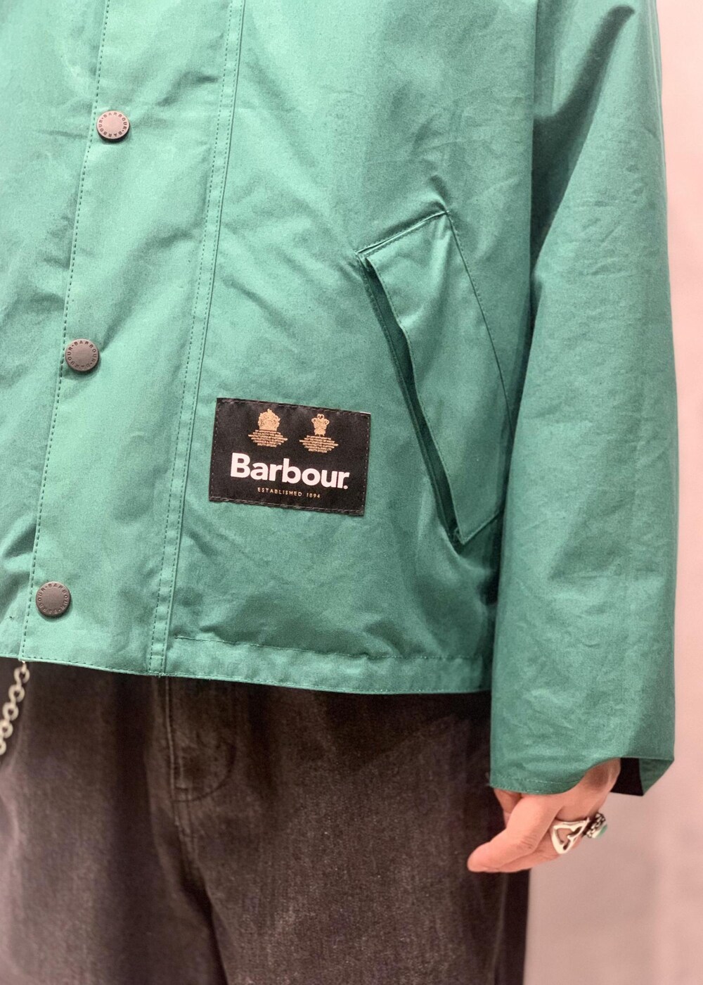 「Barbour、別注、24SS、ADAM ET ROPÉ、HOMME、UNISEX、ブルべ、きれいめ、きれいめカジュアル、カジュアル、大人カジュアル、モード、ミリタリー、レイヤード、スポーティー」｜「ADAM ET ROPE'のリサイクル コットン デニム オールインワン / サスティナブル / UNISEX（つなぎ/オールインワン、ブラック系）」を使った、イケジさん（メンズ・171cm）の春コーディネートの7枚目の写真