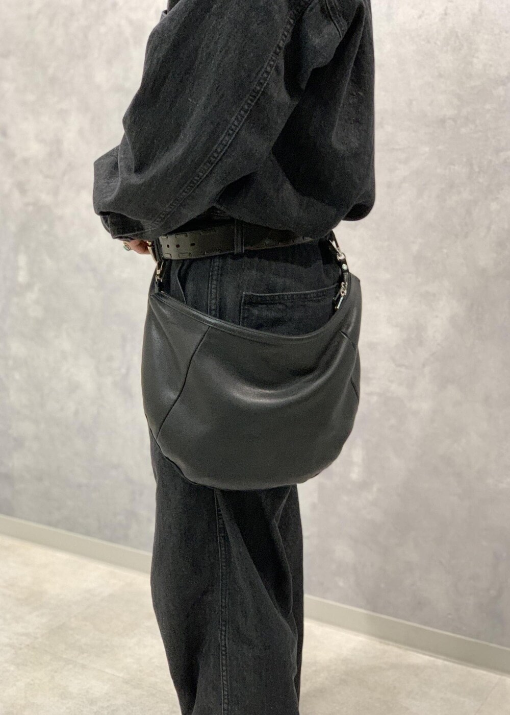 「24SS、レザー、ADAM ET ROPÉ、HOMME、UNISEX、ブルべ、きれいめ、きれいめカジュアル、カジュアル、大人カジュアル、モード、ミリタリー、レイヤード、スポーティー、アウトドア」｜「ADAM ET ROPE'のラムレザー バムフラップ バッグ / ショルダーバッグ / 2Way（ショルダーバッグ、ブラック系）」を使った、イケジさん（メンズ・171cm）の春コーディネートの7枚目の写真
