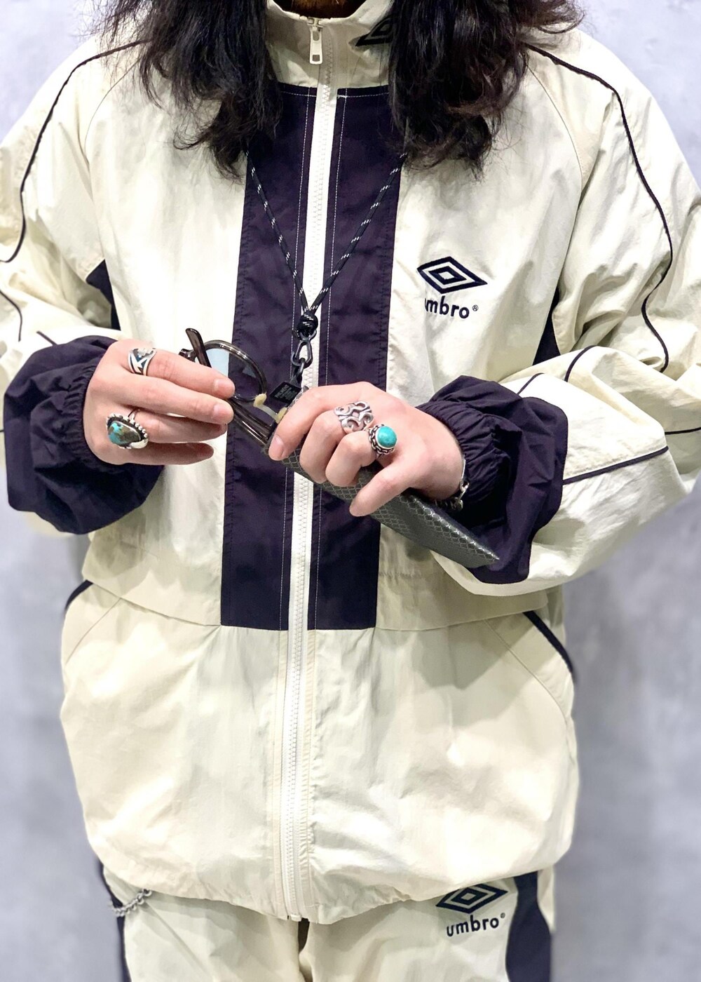 「UMBRO、別注、24SS、ADAM ET ROPÉ、HOMME、UNISEX、ブルべ、きれいめ、きれいめカジュアル、カジュアル、大人カジュアル、モード、ミリタリー、レイヤード、スポーティー」｜「ADAM ET ROPE'の《別注》【UMBRO/アンブロ】POLO COLLAR SWEATSHIRT（スウェット、ブラック系）」を使った、イケジさん（メンズ・171cm）の冬コーディネートの6枚目の写真