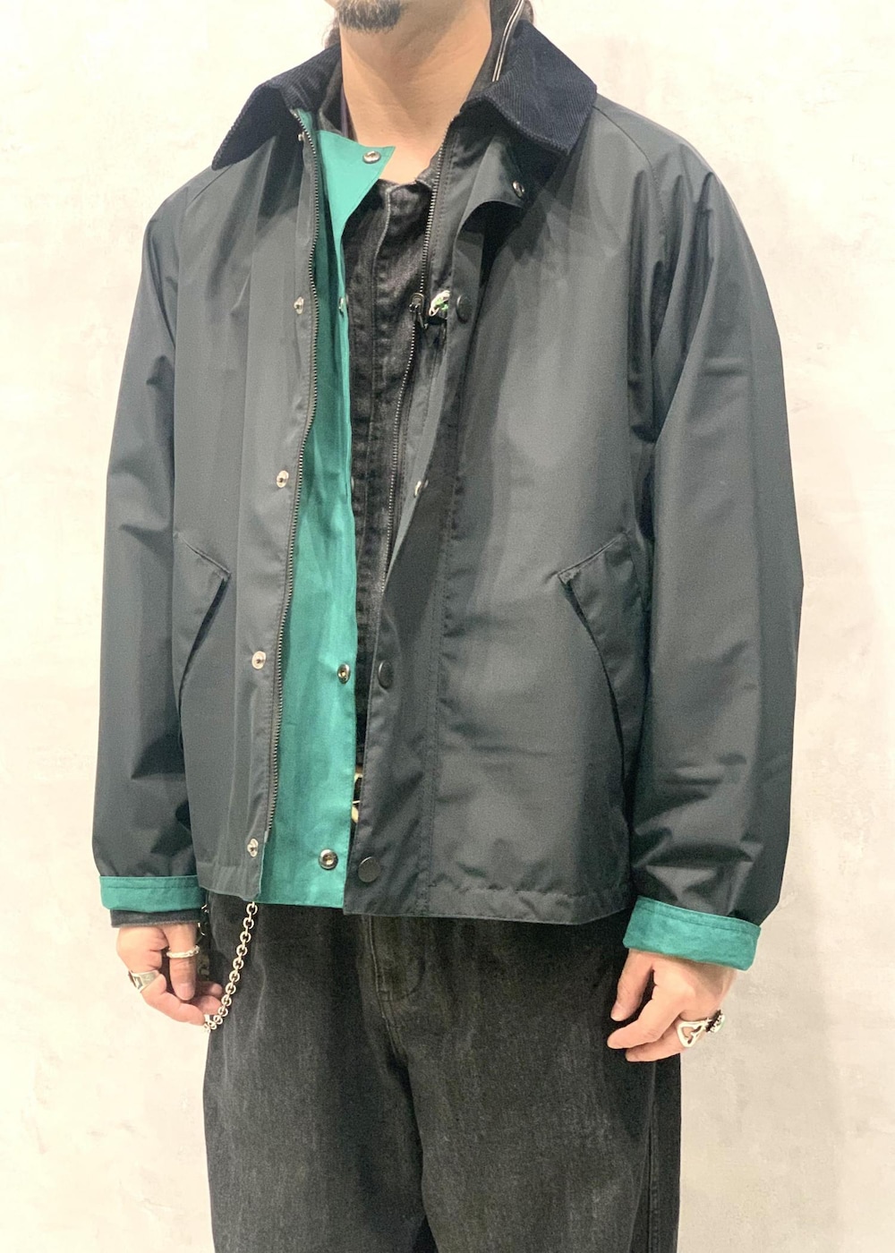 「Barbour、別注、24SS、ADAM ET ROPÉ、HOMME、UNISEX、ブルべ、きれいめ、きれいめカジュアル、カジュアル、大人カジュアル、モード、ミリタリー、レイヤード、スポーティー」｜「ADAM ET ROPE'のリサイクル コットン デニム オールインワン / サスティナブル / UNISEX（つなぎ/オールインワン、ブラック系）」を使った、イケジさん（メンズ・171cm）の春コーディネートの5枚目の写真