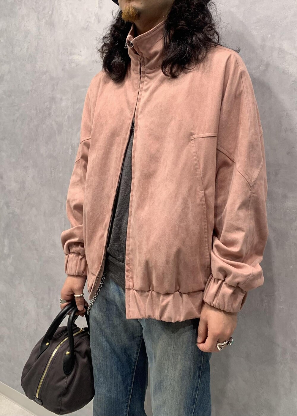 「24SS、ADAM ET ROPÉ、HOMME、UNISEX、ブルべ、きれいめ、きれいめカジュアル、カジュアル、大人カジュアル、モード、ミリタリー、レイヤード、スポーティー、アウトドア、春」｜「ADAM ET ROPE'の《別注》【THE QUALITY MENDING CO. /ザ クオリティーメンディング】BOWLING BAG（ハンドバッグ、グレー系）」を使った、イケジさん（メンズ・171cm）の冬コーディネートの3枚目の写真