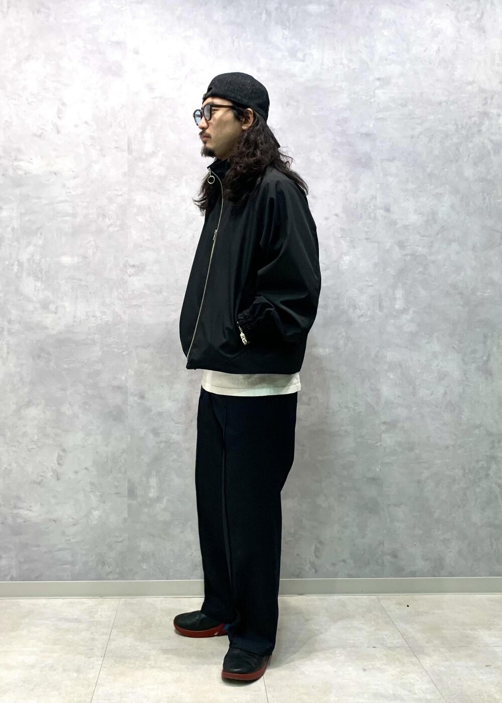 「NIKKE、24SS、ADAM ET ROPÉ、HOMME、UNISEX、ブルべ、きれいめ、きれいめカジュアル、カジュアル、大人カジュアル、モード、ミリタリー、レイヤード、スポーティー、アウトドア」｜「ADAM ET ROPE'の【NIKKE/ニッケ】撥水タフタ オーバーサイズ トラック ジャケット / ブルゾン / セットアップ対応 / UNISEX（ブルゾン、ブルー系）」を使った、イケジさん（メンズ・171cm）の春コーディネートの3枚目の写真
