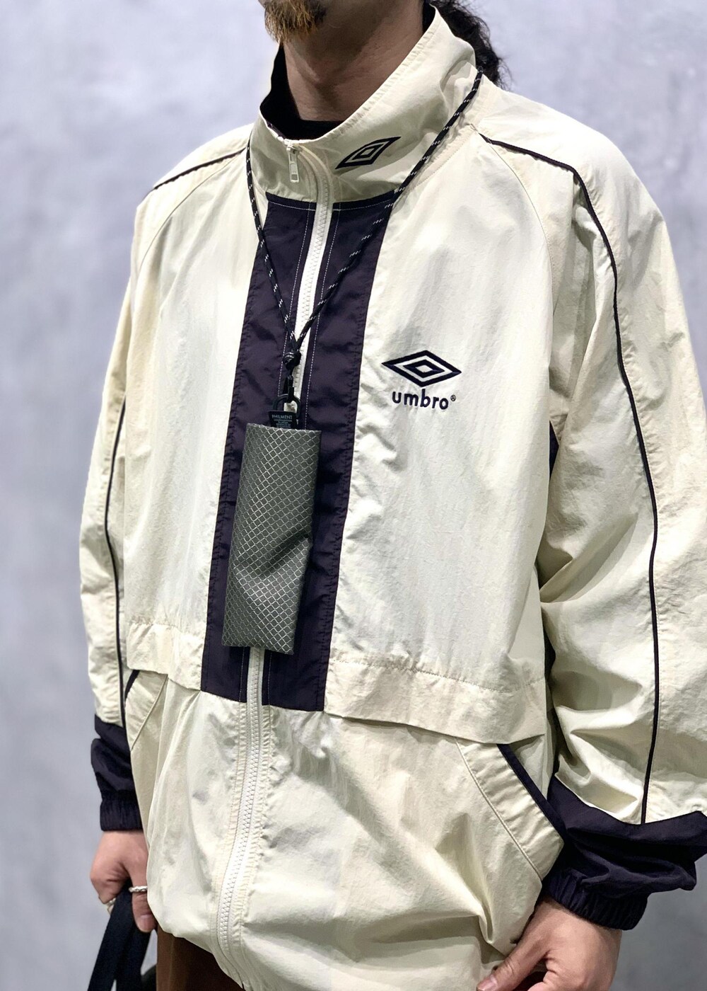 「UMBRO、別注、24SS、ADAM ET ROPÉ、HOMME、UNISEX、ブルべ、きれいめ、きれいめカジュアル、カジュアル、大人カジュアル、モード、ミリタリー、レイヤード、スポーティー」｜「ADAM ET ROPE'のラムレザー バムフラップ バッグ / ショルダーバッグ / 2Way（ショルダーバッグ、ブラック系）」を使った、イケジさん（メンズ・171cm）の冬コーディネートの4枚目の写真