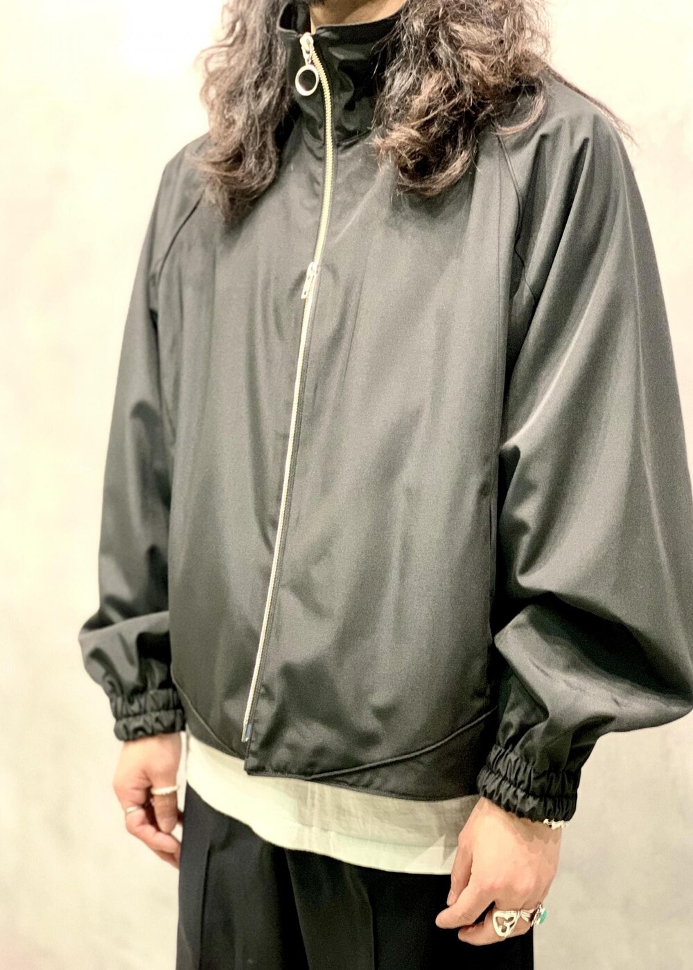 「NIKKE、24SS、ADAM ET ROPÉ、HOMME、UNISEX、ブルべ、きれいめ、きれいめカジュアル、カジュアル、大人カジュアル、モード、ミリタリー、レイヤード、スポーティー、アウトドア」｜「ADAM ET ROPE'の【NIKKE/ニッケ】撥水タフタ オーバーサイズ トラック ジャケット / ブルゾン / セットアップ対応 / UNISEX（ブルゾン、ブルー系）」を使った、イケジさん（メンズ・171cm）の春コーディネートの4枚目の写真