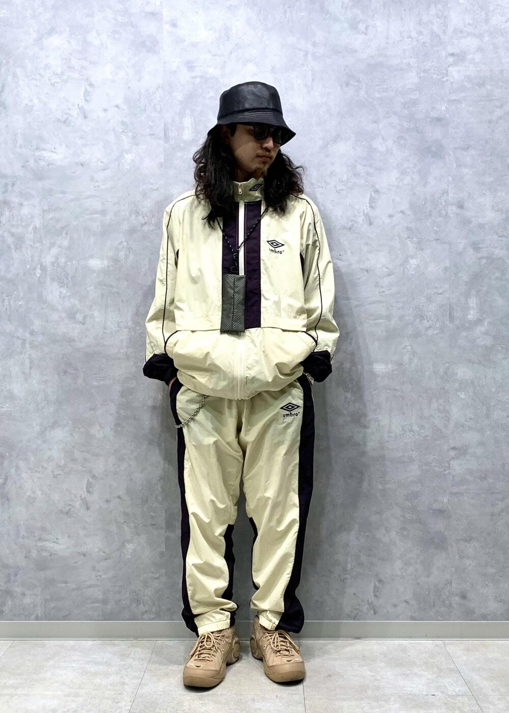 「UMBRO、別注、24SS、ADAM ET ROPÉ、HOMME、UNISEX、ブルべ、きれいめ、きれいめカジュアル、カジュアル、大人カジュアル、モード、ミリタリー、レイヤード、スポーティー」｜「ADAM ET ROPE'の《別注》【UMBRO/アンブロ】POLO COLLAR SWEATSHIRT（スウェット、ブラック系）」を使った、イケジさん（メンズ・171cm）の冬コーディネートの2枚目の写真