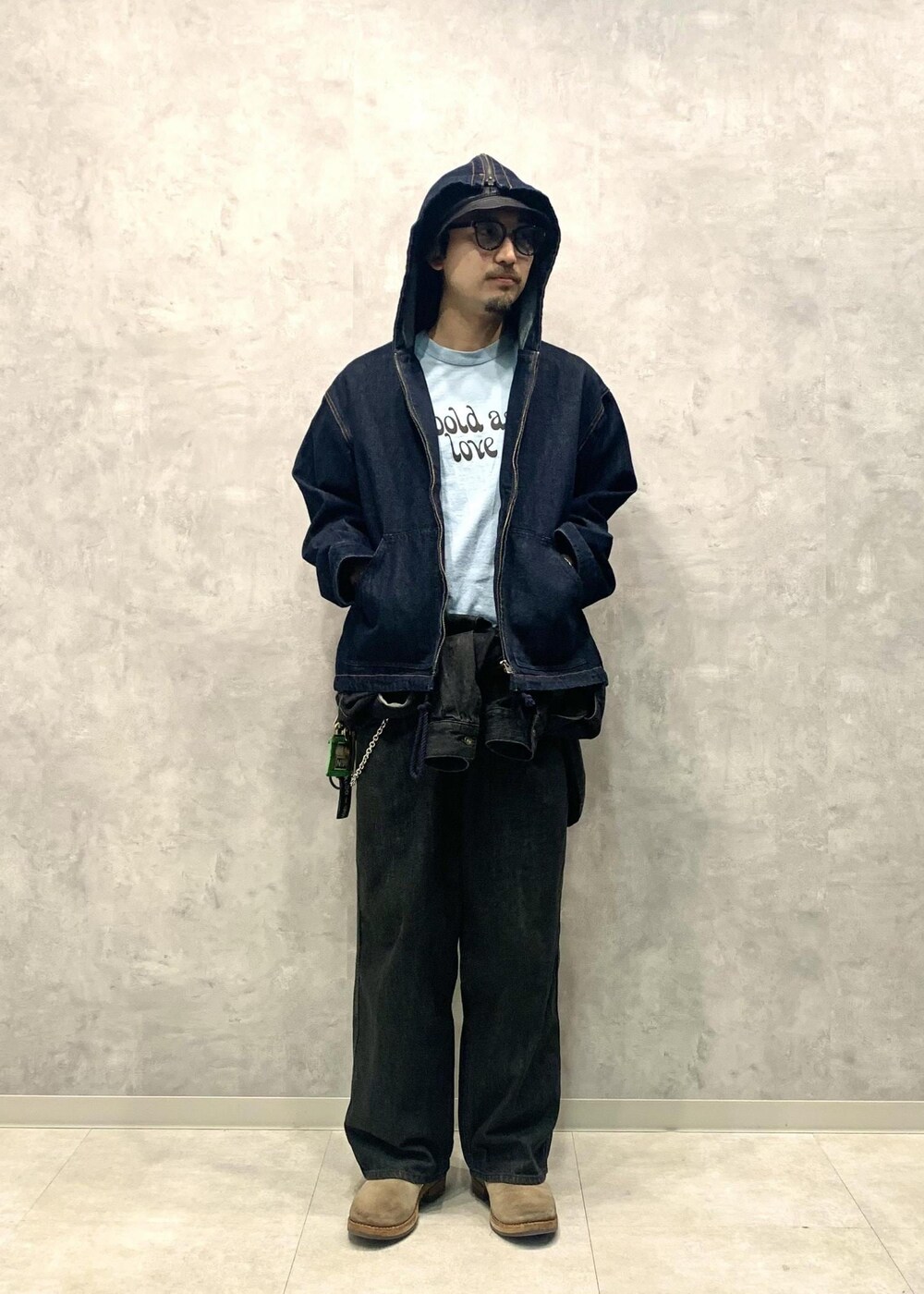 「24SS、レザー、ADAM ET ROPÉ、HOMME、UNISEX、ブルべ、きれいめ、きれいめカジュアル、カジュアル、大人カジュアル、モード、ミリタリー、レイヤード、スポーティー、アウトドア」｜「ADAM ET ROPE'のラムレザー バムフラップ バッグ / ショルダーバッグ / 2Way（ショルダーバッグ、ブラック系）」を使った、イケジさん（メンズ・171cm）の春コーディネートの2枚目の写真
