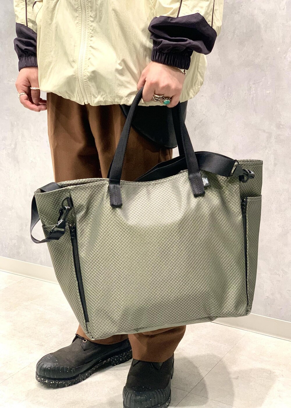 「UMBRO、別注、24SS、ADAM ET ROPÉ、HOMME、UNISEX、ブルべ、きれいめ、きれいめカジュアル、カジュアル、大人カジュアル、モード、ミリタリー、レイヤード、スポーティー」｜「ADAM ET ROPE'のラムレザー バムフラップ バッグ / ショルダーバッグ / 2Way（ショルダーバッグ、ブラック系）」を使った、イケジさん（メンズ・171cm）の冬コーディネートの5枚目の写真