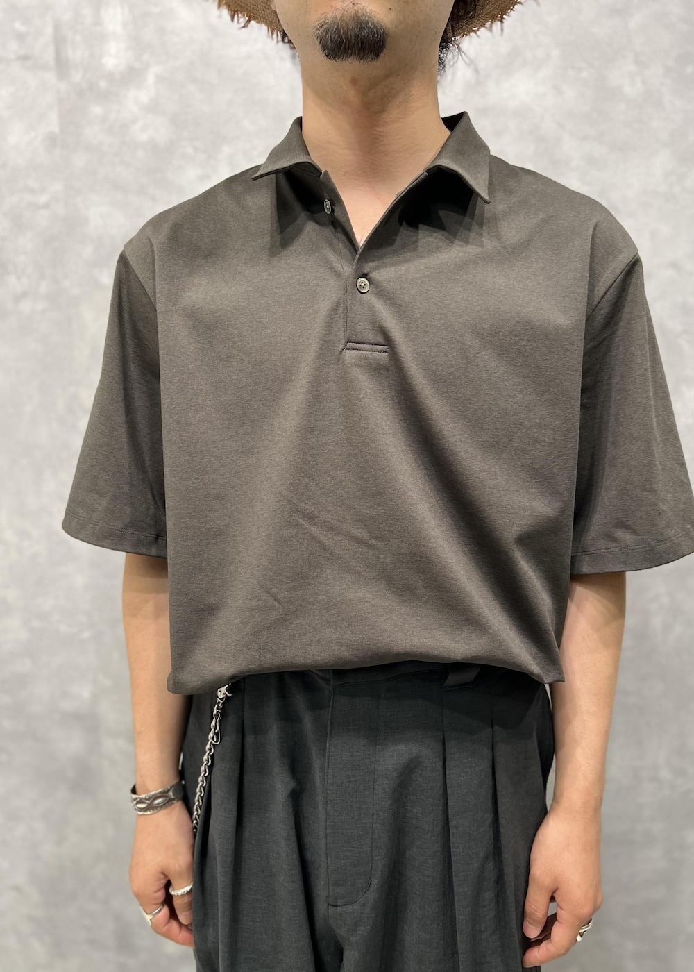 「RIRANCHA、リランチェ、ポロシャツ、ADAM ET ROPÉ、HOMME、UNISEX、きれいめ、きれいめカジュアル、カジュアル、大人カジュアル、モード、ミリタリー、レイヤード、スポーティー、アウトドア」｜「ADAM ET ROPE'の【RIRANCHA】ワイド テーパード アンクルパンツ/イージーケア/吸水速乾（スラックス、グリーン系）」を使った、イケジさん（メンズ・171cm）の夏コーディネートの3枚目の写真