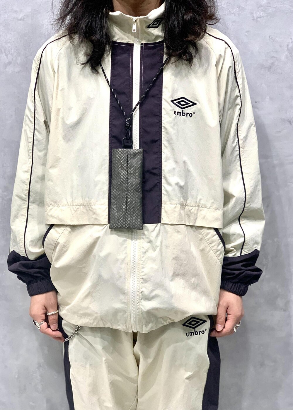 「UMBRO、別注、24SS、ADAM ET ROPÉ、HOMME、UNISEX、ブルべ、きれいめ、きれいめカジュアル、カジュアル、大人カジュアル、モード、ミリタリー、レイヤード、スポーティー」｜「ADAM ET ROPE'の《別注》【UMBRO/アンブロ】POLO COLLAR SWEATSHIRT（スウェット、ブラック系）」を使った、イケジさん（メンズ・171cm）の冬コーディネートの4枚目の写真