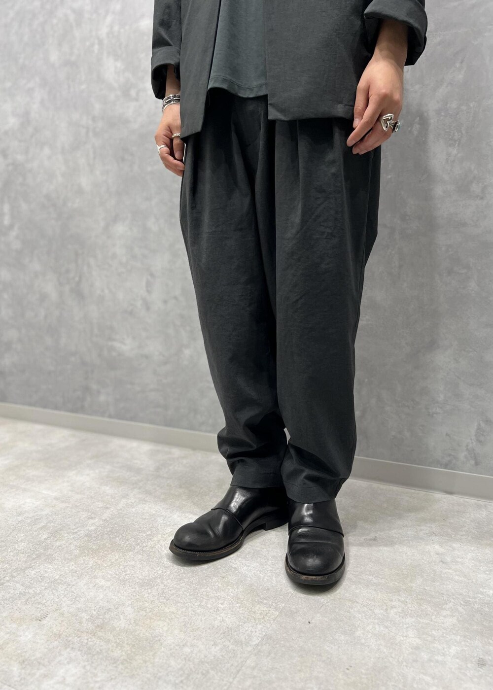 「RIRANCHA、リランチェ、ポロシャツ、ADAM ET ROPÉ、HOMME、UNISEX、きれいめ、きれいめカジュアル、カジュアル、大人カジュアル、モード、ミリタリー、レイヤード、スポーティー、アウトドア」｜「ADAM ET ROPE'の【RIRANCHA】ワイド テーパード アンクルパンツ/イージーケア/吸水速乾（スラックス、グリーン系）」を使った、イケジさん（メンズ・171cm）の夏コーディネートの6枚目の写真