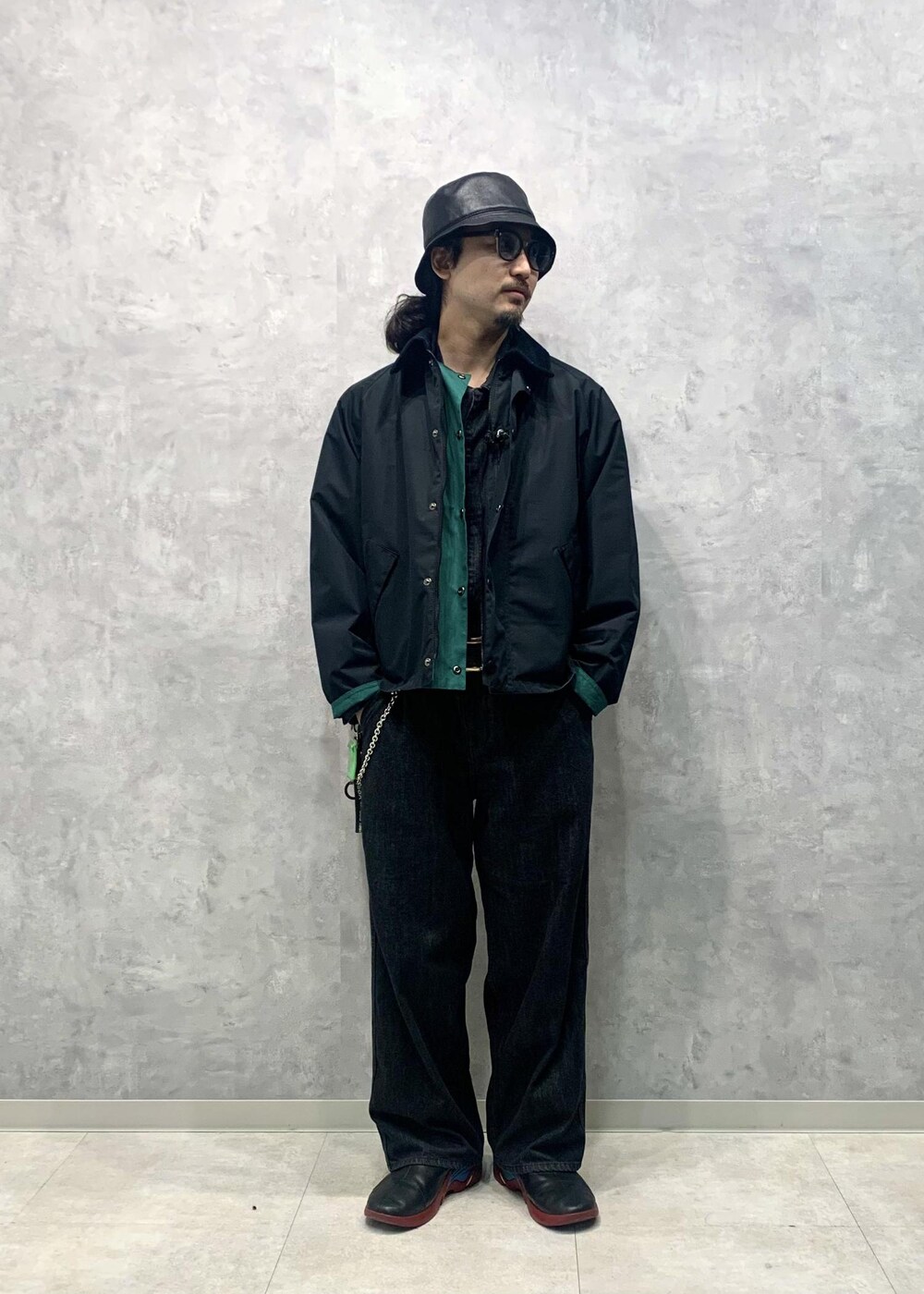 「Barbour、別注、24SS、ADAM ET ROPÉ、HOMME、UNISEX、ブルべ、きれいめ、きれいめカジュアル、カジュアル、大人カジュアル、モード、ミリタリー、レイヤード、スポーティー」｜「ADAM ET ROPE'のリサイクル コットン デニム オールインワン / サスティナブル / UNISEX（つなぎ/オールインワン、ブラック系）」を使った、イケジさん（メンズ・171cm）の春コーディネートの3枚目の写真