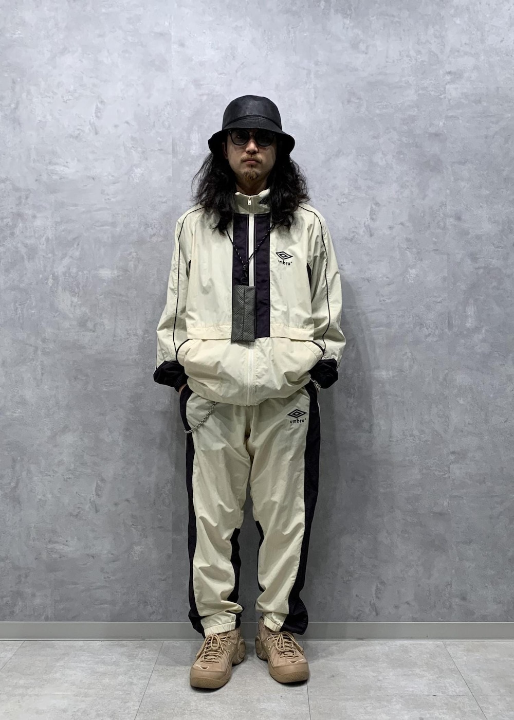「UMBRO、別注、24SS、ADAM ET ROPÉ、HOMME、UNISEX、ブルべ、きれいめ、きれいめカジュアル、カジュアル、大人カジュアル、モード、ミリタリー、レイヤード、スポーティー」｜「ADAM ET ROPE'の《別注》【UMBRO/アンブロ】POLO COLLAR SWEATSHIRT（スウェット、ブラック系）」を使った、イケジさん（メンズ・171cm）の冬コーディネートの3枚目の写真