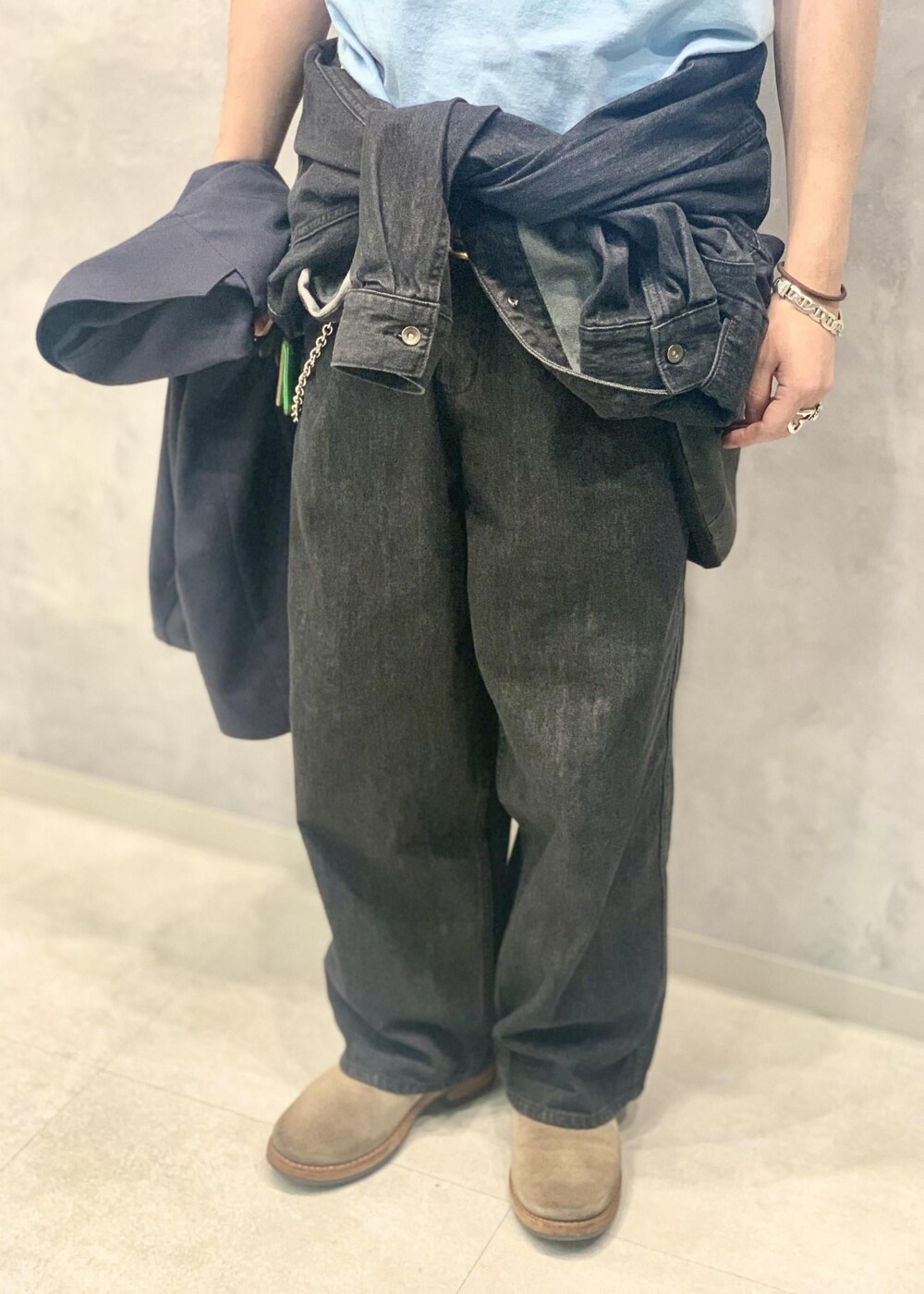 「24SS、レザー、ADAM ET ROPÉ、HOMME、UNISEX、ブルべ、きれいめ、きれいめカジュアル、カジュアル、大人カジュアル、モード、ミリタリー、レイヤード、スポーティー、アウトドア」｜「ADAM ET ROPE'のラムレザー バムフラップ バッグ / ショルダーバッグ / 2Way（ショルダーバッグ、ブラック系）」を使った、イケジさん（メンズ・171cm）の春コーディネートの6枚目の写真