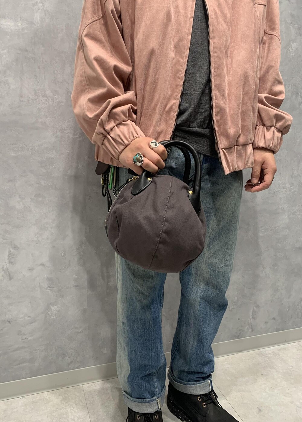 「24SS、ADAM ET ROPÉ、HOMME、UNISEX、ブルべ、きれいめ、きれいめカジュアル、カジュアル、大人カジュアル、モード、ミリタリー、レイヤード、スポーティー、アウトドア、春」｜「ADAM ET ROPE'の《別注》【THE QUALITY MENDING CO. /ザ クオリティーメンディング】BOWLING BAG（ハンドバッグ、グレー系）」を使った、イケジさん（メンズ・171cm）の冬コーディネートの4枚目の写真