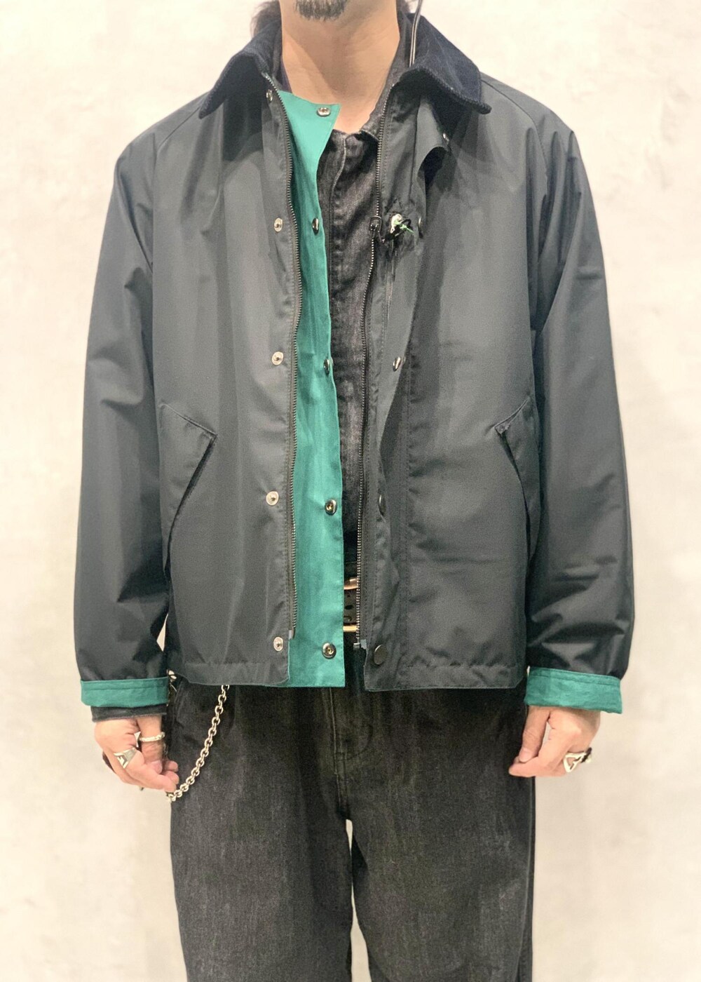 「Barbour、別注、24SS、ADAM ET ROPÉ、HOMME、UNISEX、ブルべ、きれいめ、きれいめカジュアル、カジュアル、大人カジュアル、モード、ミリタリー、レイヤード、スポーティー」｜「ADAM ET ROPE'のリサイクル コットン デニム オールインワン / サスティナブル / UNISEX（つなぎ/オールインワン、ブラック系）」を使った、イケジさん（メンズ・171cm）の春コーディネートの4枚目の写真