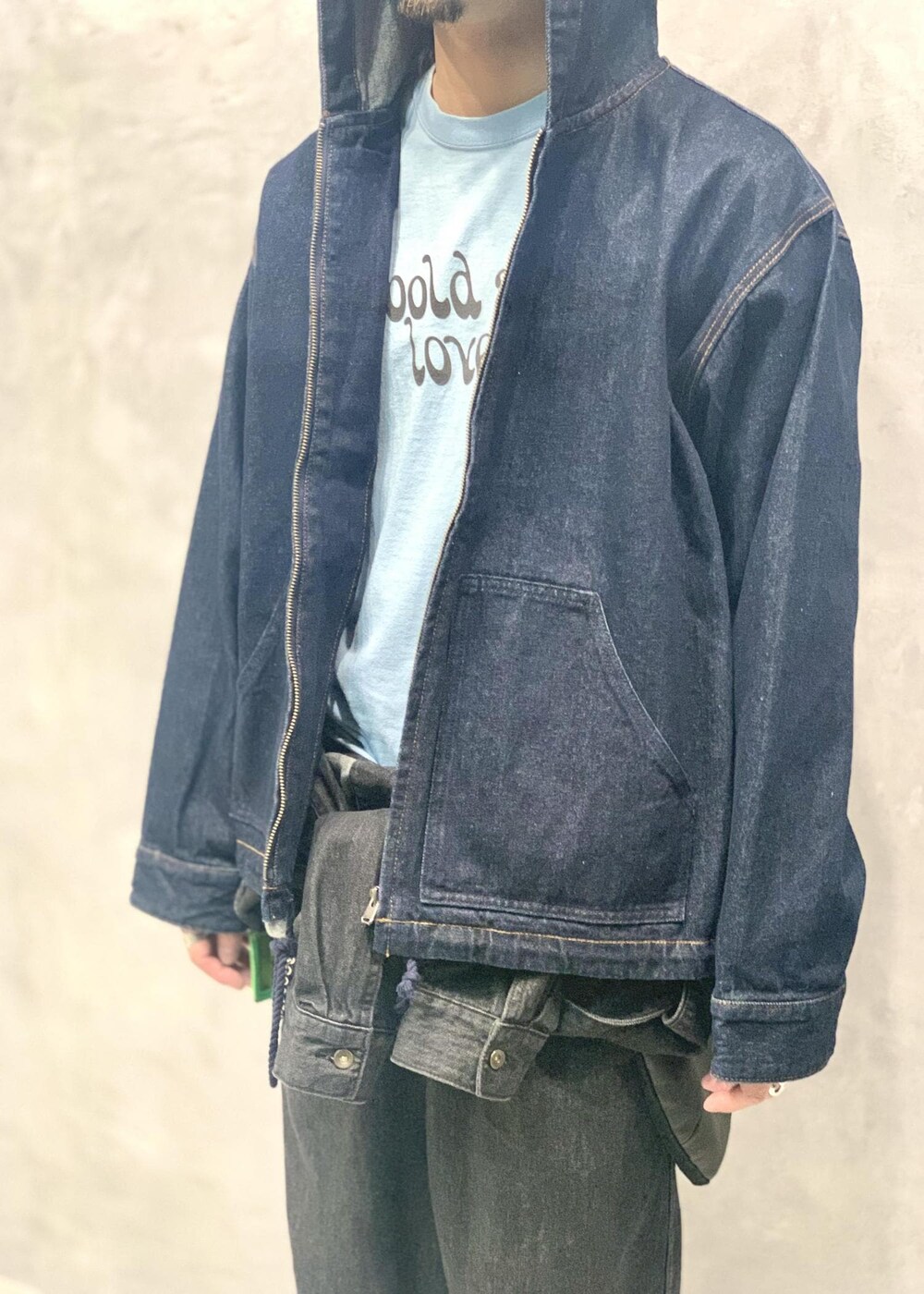 「24SS、レザー、ADAM ET ROPÉ、HOMME、UNISEX、ブルべ、きれいめ、きれいめカジュアル、カジュアル、大人カジュアル、モード、ミリタリー、レイヤード、スポーティー、アウトドア」｜「ADAM ET ROPE'のラムレザー バムフラップ バッグ / ショルダーバッグ / 2Way（ショルダーバッグ、ブラック系）」を使った、イケジさん（メンズ・171cm）の春コーディネートの5枚目の写真