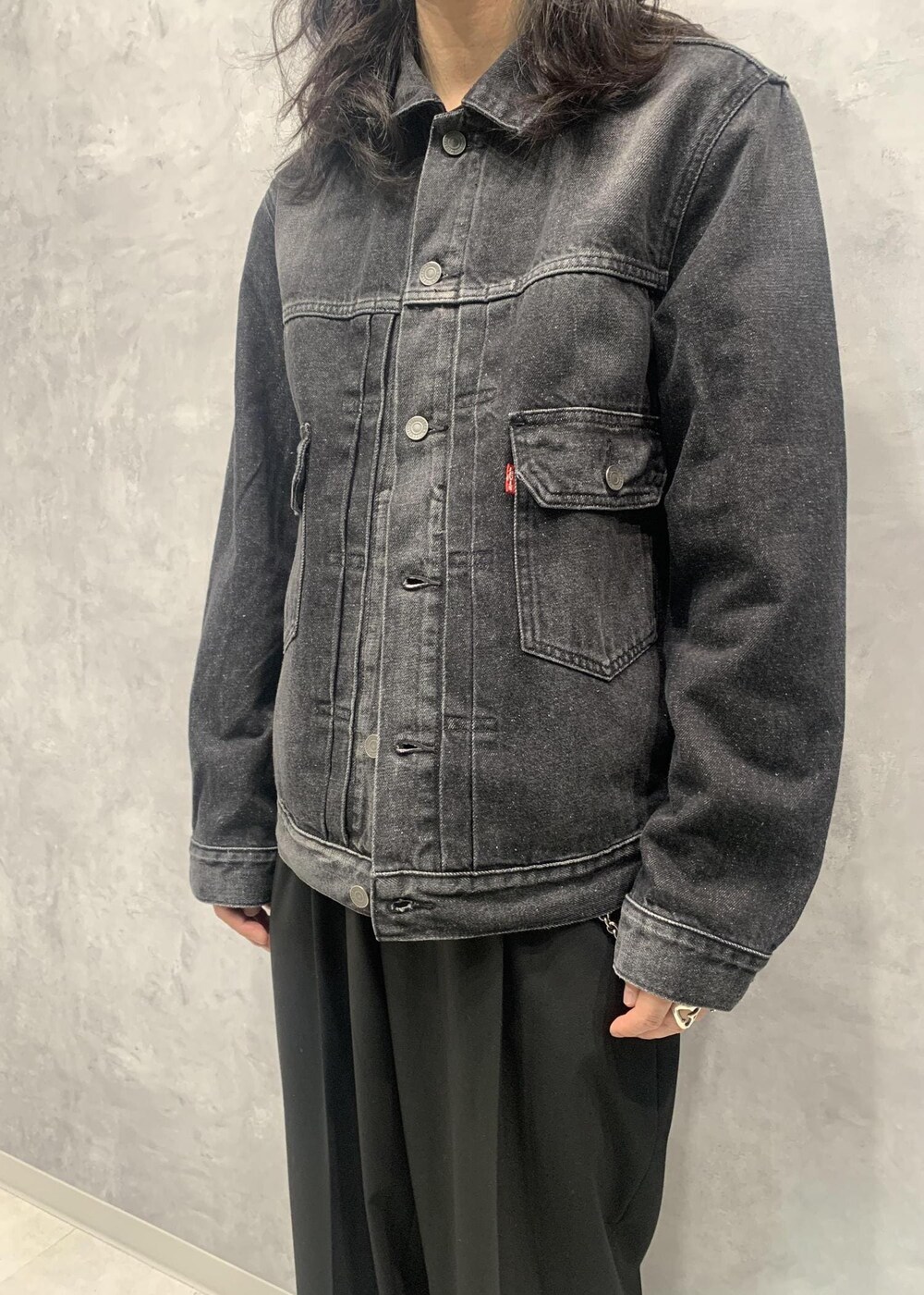 「BIOTOP、Levi’s、HIDAKA、初春コーデ、春コーデ、初夏コーデ、夏コーデ、初秋コーデ、秋コーデ、お出かけコーデ、旅行コーデ、フェスコーデ、スポーツミックス、ヴィンテージ、モード」｜「ADAM ET ROPE'の【Chambrer】ワイド テーパード イージー ツータック スラックス / セットアップ対応（スラックス、ブラック系）」を使った、イケジさん（メンズ・171cm）の冬コーディネートの6枚目の写真