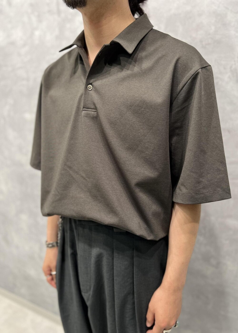 「RIRANCHA、リランチェ、ポロシャツ、ADAM ET ROPÉ、HOMME、UNISEX、きれいめ、きれいめカジュアル、カジュアル、大人カジュアル、モード、ミリタリー、レイヤード、スポーティー、アウトドア」｜「ADAM ET ROPE'の【RIRANCHA】ワイド テーパード アンクルパンツ/イージーケア/吸水速乾（スラックス、グリーン系）」を使った、イケジさん（メンズ・171cm）の夏コーディネートの4枚目の写真