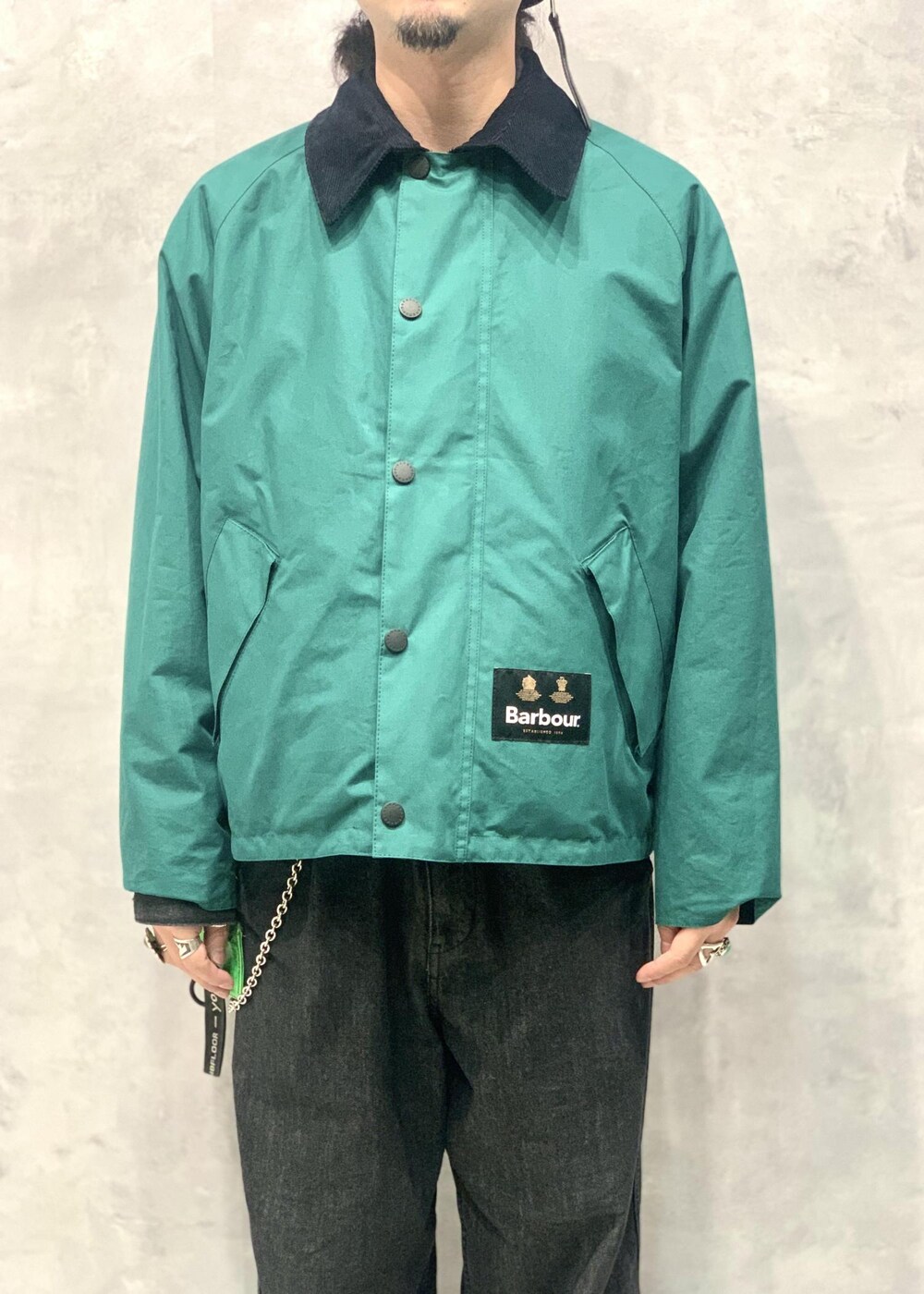 「Barbour、別注、24SS、ADAM ET ROPÉ、HOMME、UNISEX、ブルべ、きれいめ、きれいめカジュアル、カジュアル、大人カジュアル、モード、ミリタリー、レイヤード、スポーティー」｜「ADAM ET ROPE'のリサイクル コットン デニム オールインワン / サスティナブル / UNISEX（つなぎ/オールインワン、ブラック系）」を使った、イケジさん（メンズ・171cm）の春コーディネートの6枚目の写真