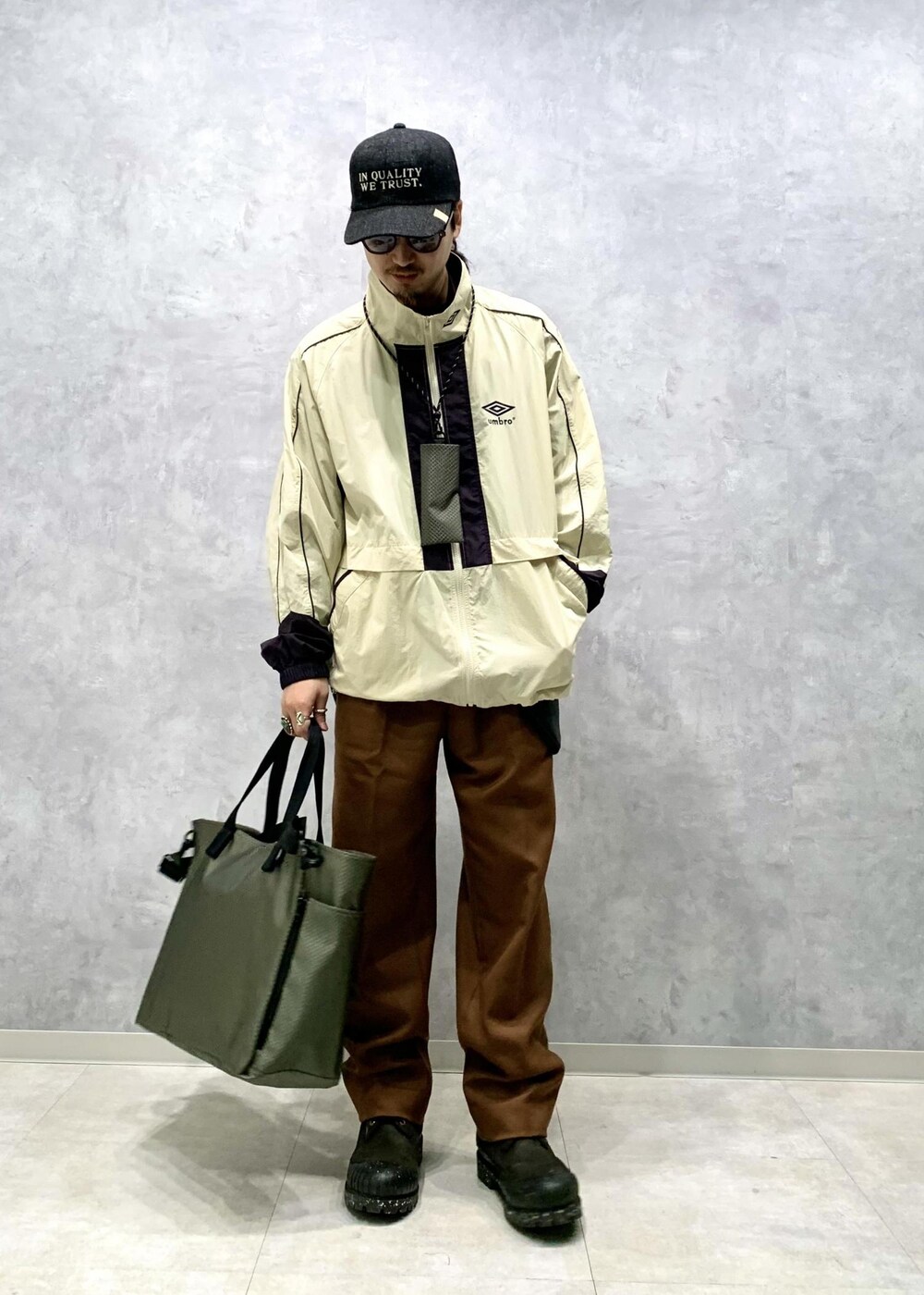 「UMBRO、別注、24SS、ADAM ET ROPÉ、HOMME、UNISEX、ブルべ、きれいめ、きれいめカジュアル、カジュアル、大人カジュアル、モード、ミリタリー、レイヤード、スポーティー」｜「ADAM ET ROPE'のラムレザー バムフラップ バッグ / ショルダーバッグ / 2Way（ショルダーバッグ、ブラック系）」を使った、イケジさん（メンズ・171cm）の冬コーディネートの2枚目の写真