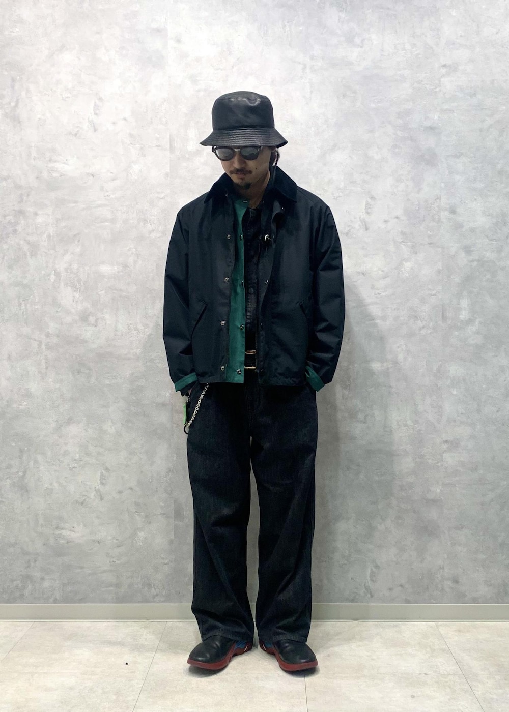 「Barbour、別注、24SS、ADAM ET ROPÉ、HOMME、UNISEX、ブルべ、きれいめ、きれいめカジュアル、カジュアル、大人カジュアル、モード、ミリタリー、レイヤード、スポーティー」｜「ADAM ET ROPE'のリサイクル コットン デニム オールインワン / サスティナブル / UNISEX（つなぎ/オールインワン、ブラック系）」を使った、イケジさん（メンズ・171cm）の春コーディネートの2枚目の写真