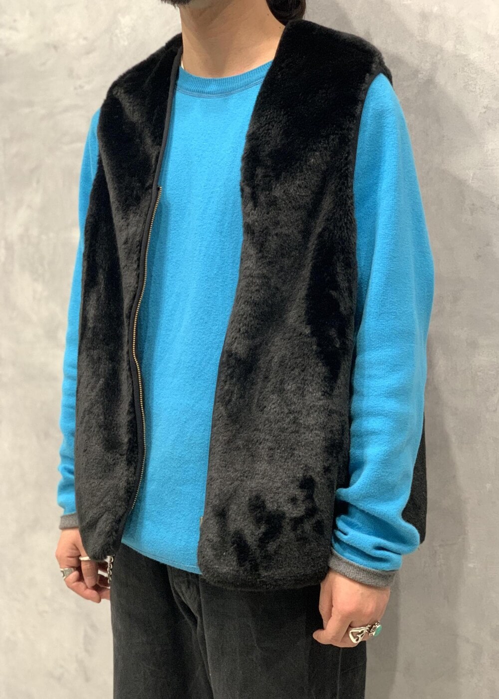 「Barbour、別注、ADAM ET ROPÉ、HOMME、きれいめ、きれいめカジュアル、カジュアル、大人カジュアル、モード、ミリタリー、レイヤード、スポーティー、アウトドア、春、秋」｜「ADAM ET ROPE'のカシミヤミックス リバーシブル ニットプルオーバー / ユニセックス（ニット/セーター、グレー系）」を使った、イケジさん（メンズ・171cm）の冬コーディネートの4枚目の写真