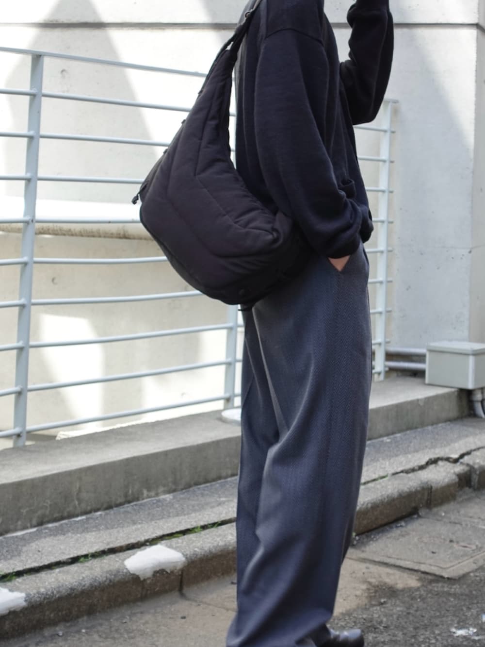 「大人カジュアル、ショルダーバッグ、メンズファッション、カーディガンコーデ」｜「LEMAIREのMEDIUM SOFT GAME BAG（ショルダーバッグ、ブラウン系）」を使った、kodai kanomataさん（メンズ・172cm）の春コーディネートの2枚目の写真