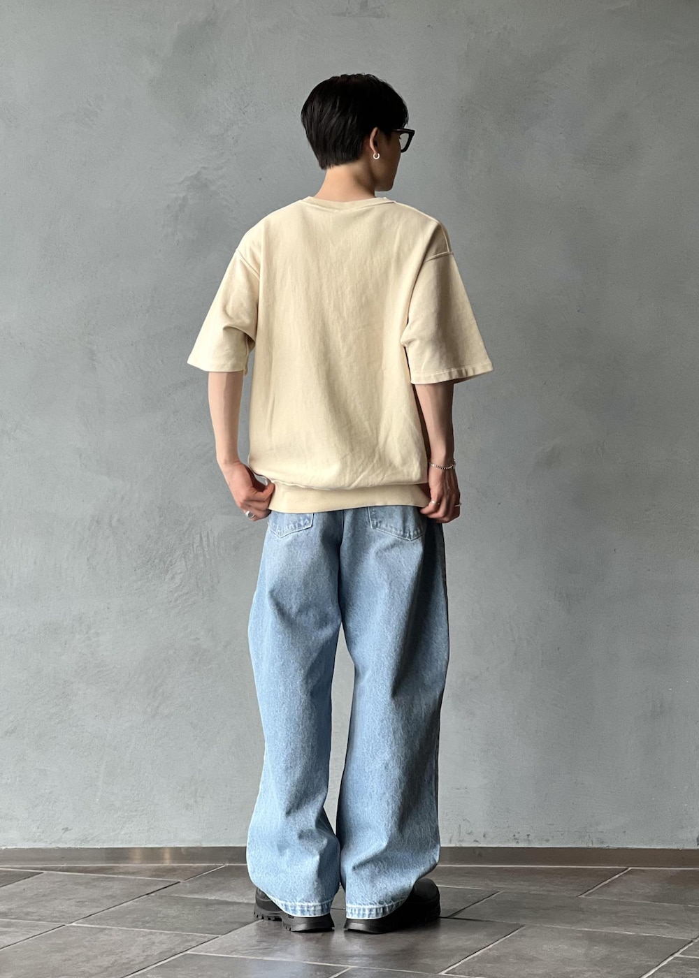 「初春コーデ、春コーデ、ADAM ET ROPÉ、トップス、Tシャツ/カットソー、パンツ、デニムパンツ、GKM25650、GKS25550、25ss_homme_exclusive、MSpecial_pickup、アクセント、ウェア、オリジナル、クリーム」｜「Championの《別注》【Champion/チャンピオン】REVERSE WEAVE SHORT SLEEVE SWEATSHIRT（Tシャツ/カットソー、ベージュ系）」を使った、kodai kanomataさん（メンズ・172cm）の春コーディネートの3枚目の写真